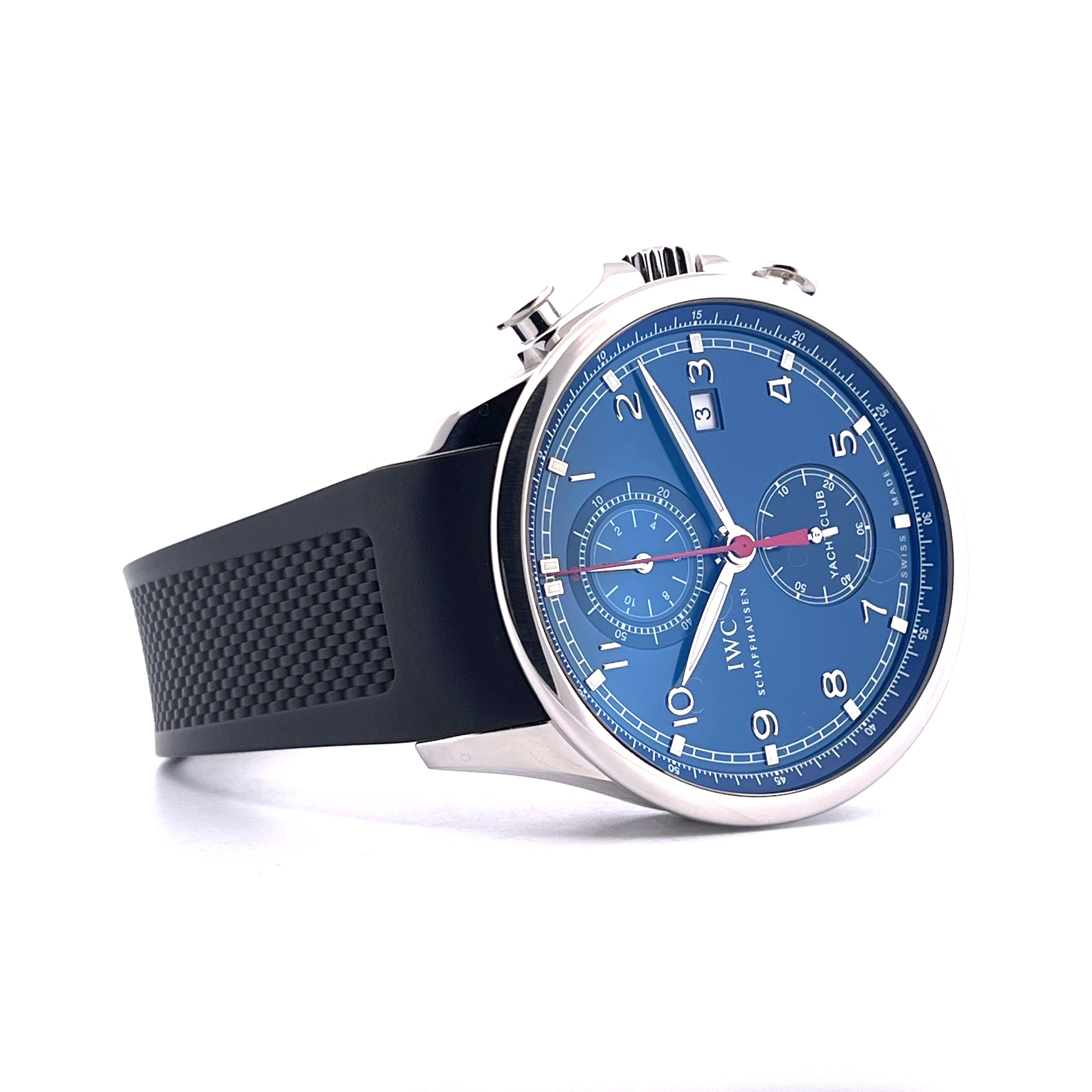 IWC Portuguese Yacht Club Chronograph Laureus mit blauem Zifferblatt und schwarzem Kautschukarmband auf weissem Hintergrund