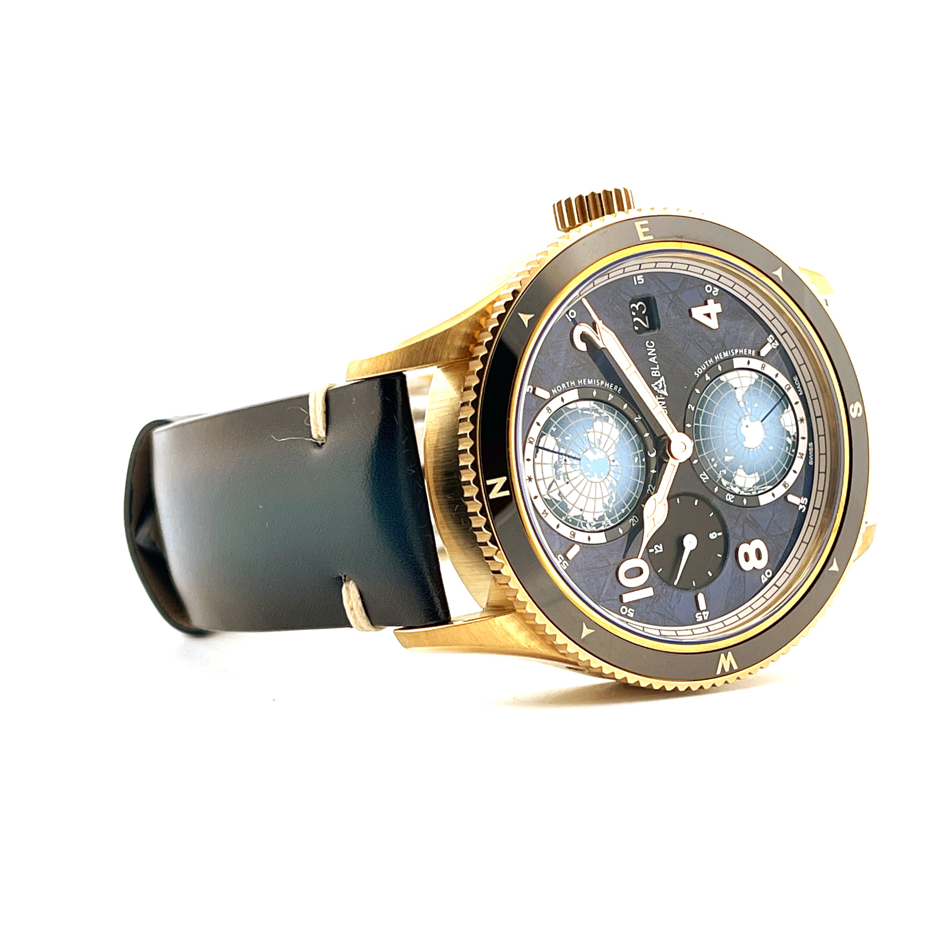Montblanc Geosphere 0 Oxygen Limited Edition 42 mm in Bronze mit Lederarmband im Seitenprofil