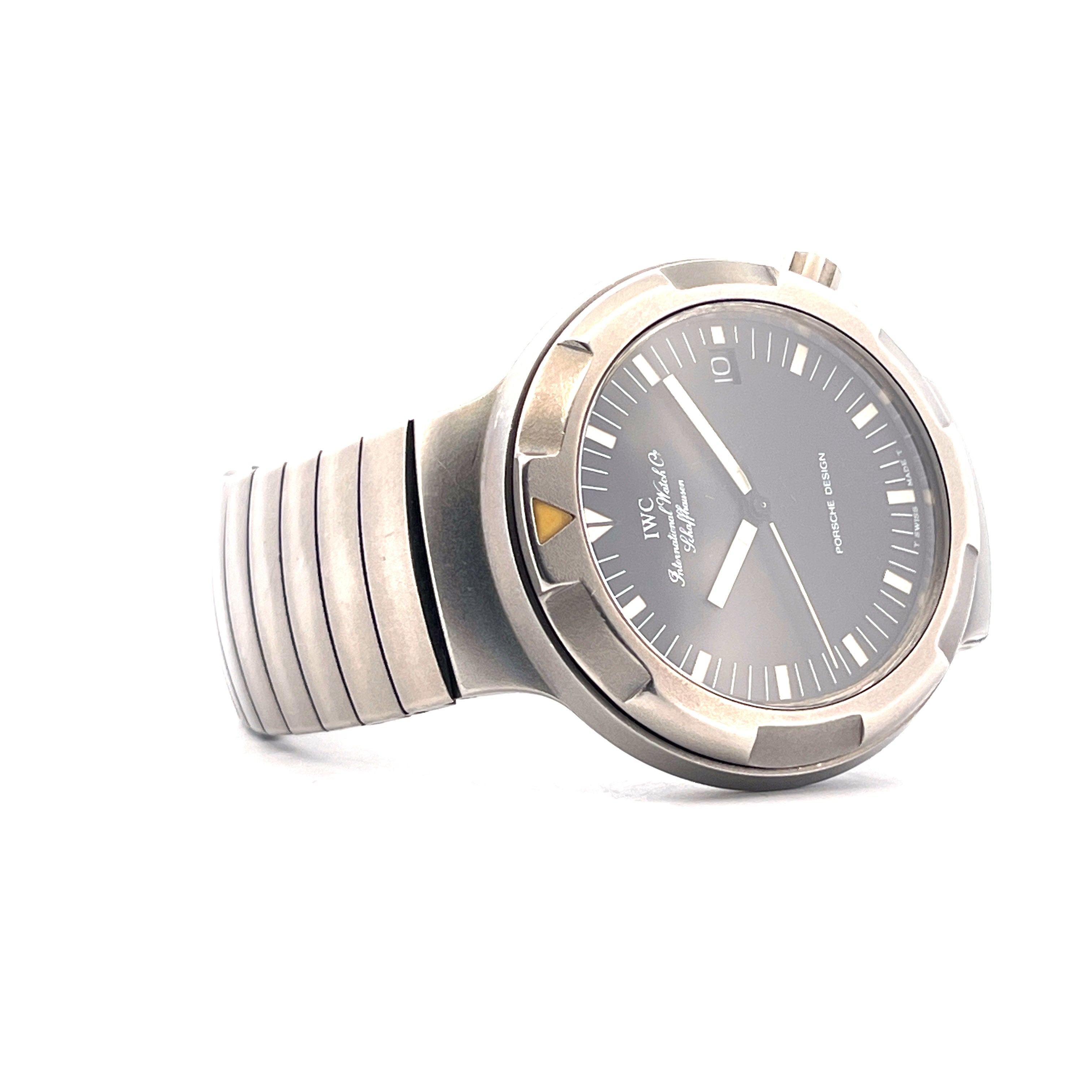 IWC Porsche Design Ocean 2000, titanenes Sportarmband, dunkles Zifferblatt, 1 Zeiger, 1 Index, auf weißem Hintergrund