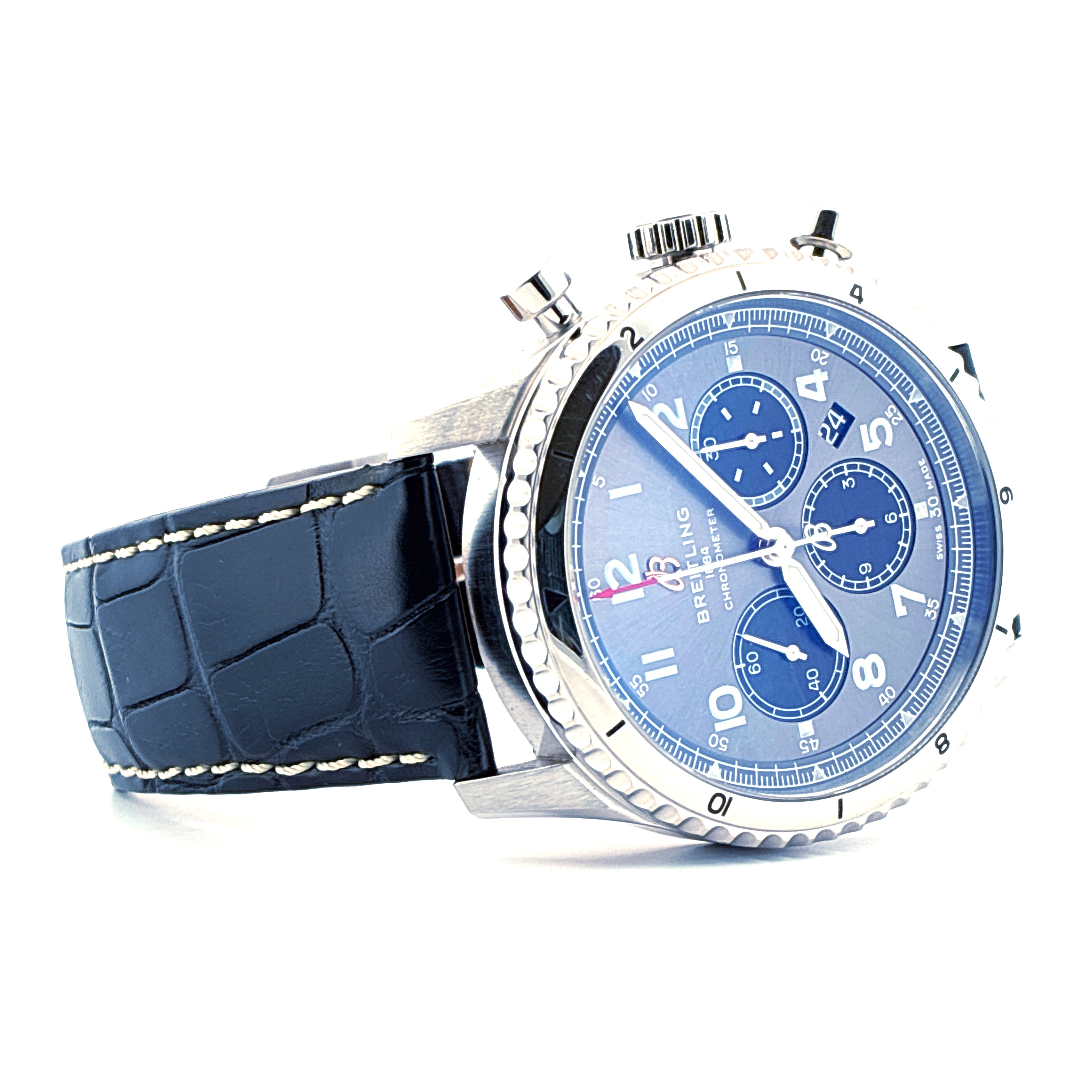 Breitling Aviator 8 B01 Chronograph 43 mit grauem Zifferblatt und schwarzem Lederarmband auf weissem Hintergrund