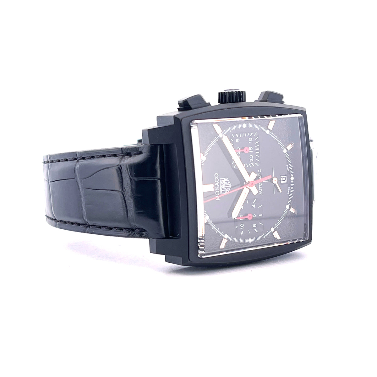 Tag Heuer Monaco "Dark Lord" Titan / Service 2026 / very good Condition / 20cm wrist size, Schrägansicht mit Zifferblatt, Krone und Drückern vor weißem Hintergrund