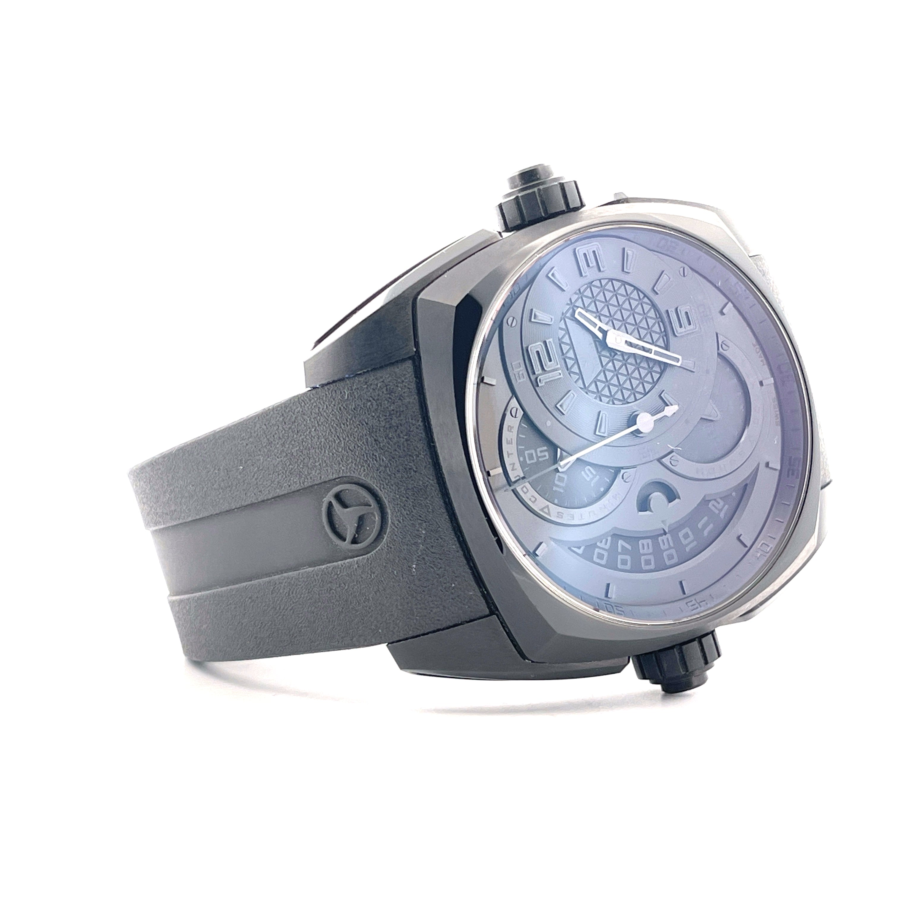 Cyrus Klepcys Chronograph Black DLC Steel mit schwarzem Kautschukarmband auf weißem Hintergrund