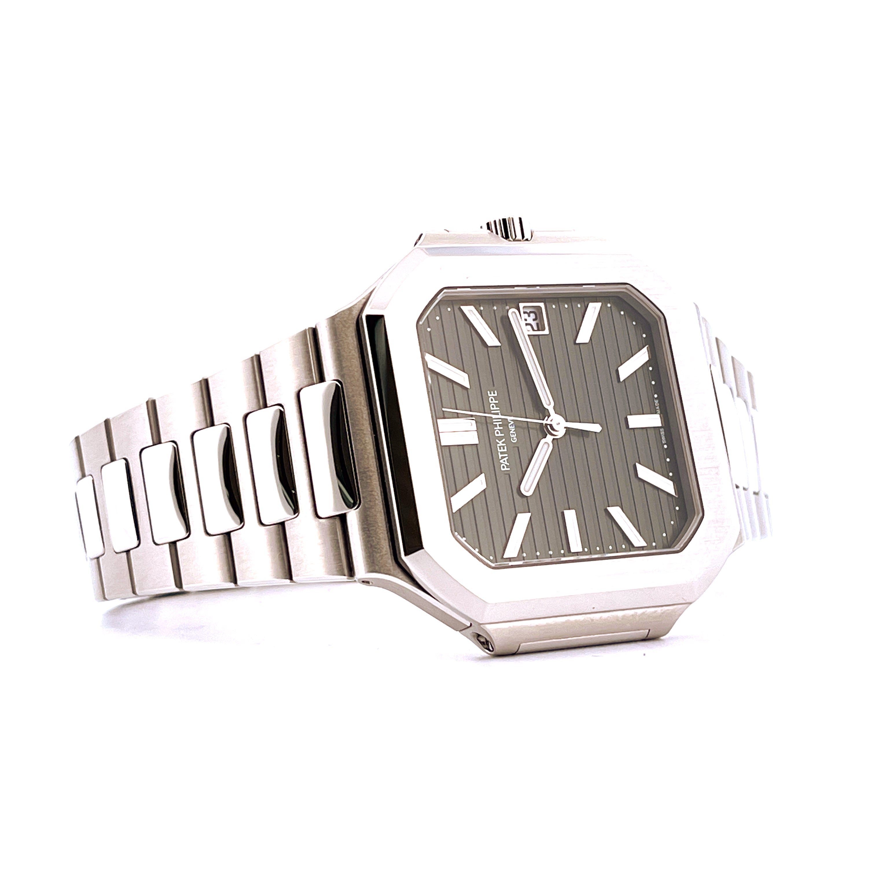 Patek Philippe Cubitus Steel Green Dial mit Edelstahluhrband in perspektivischer Seitenansicht auf weißem Hintergrund