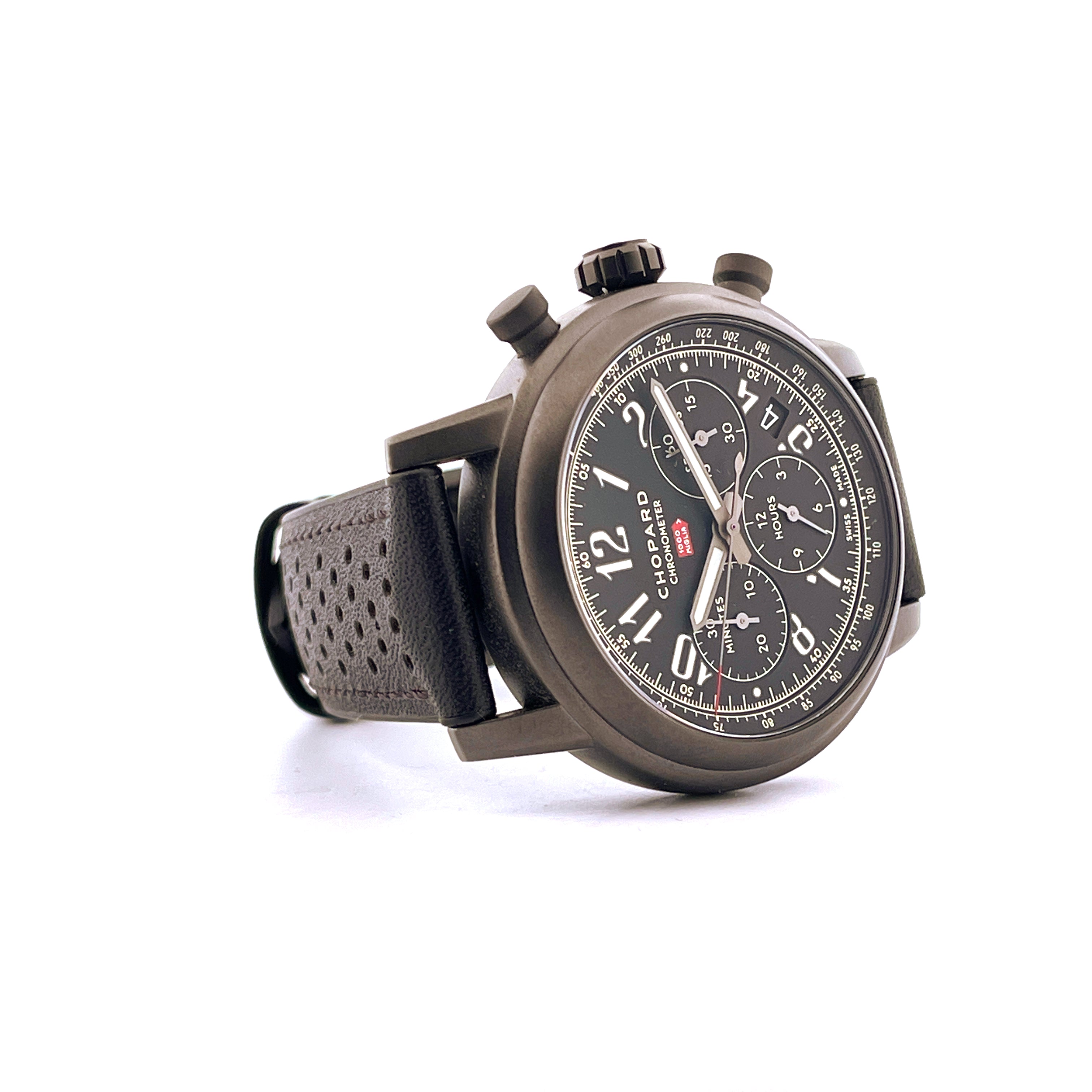 Chopard Mille Miglia Race Edition aus Edelstahl mit schwarzem Lederarmband auf weißem Hintergrund