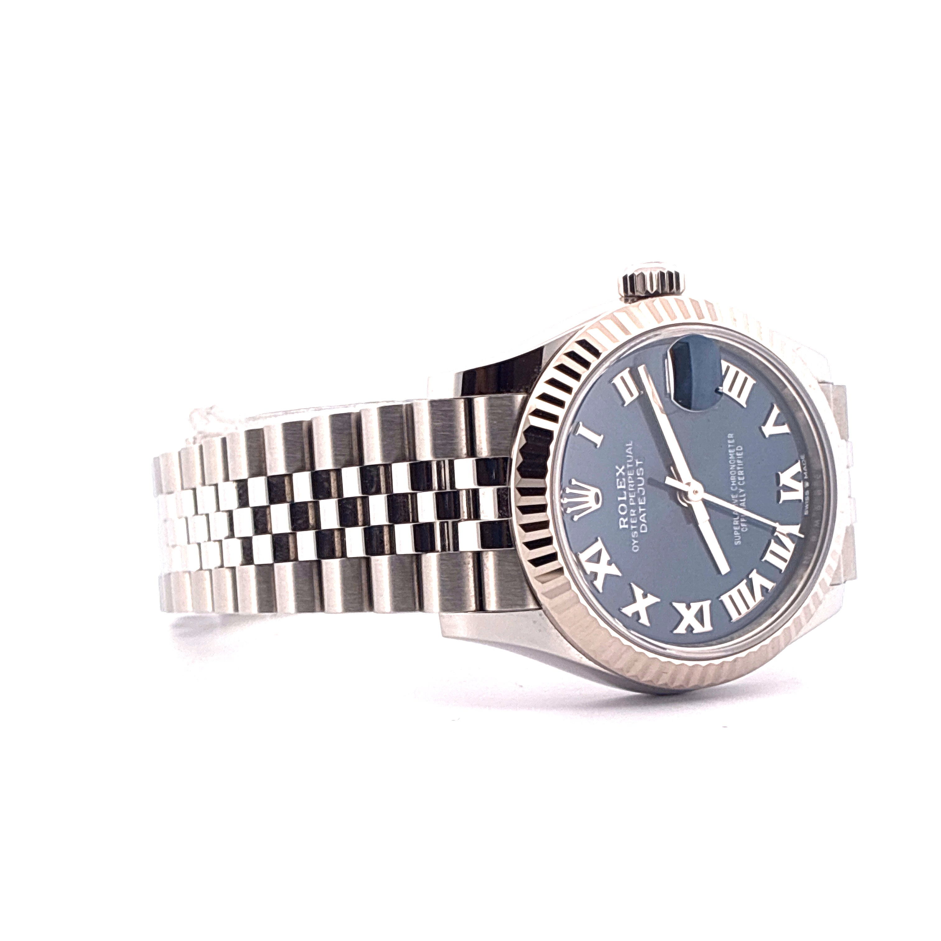 Rolex Datejust 31mm Automatik mit blauem Zifferblatt und Stahlband auf weißem Hintergrund