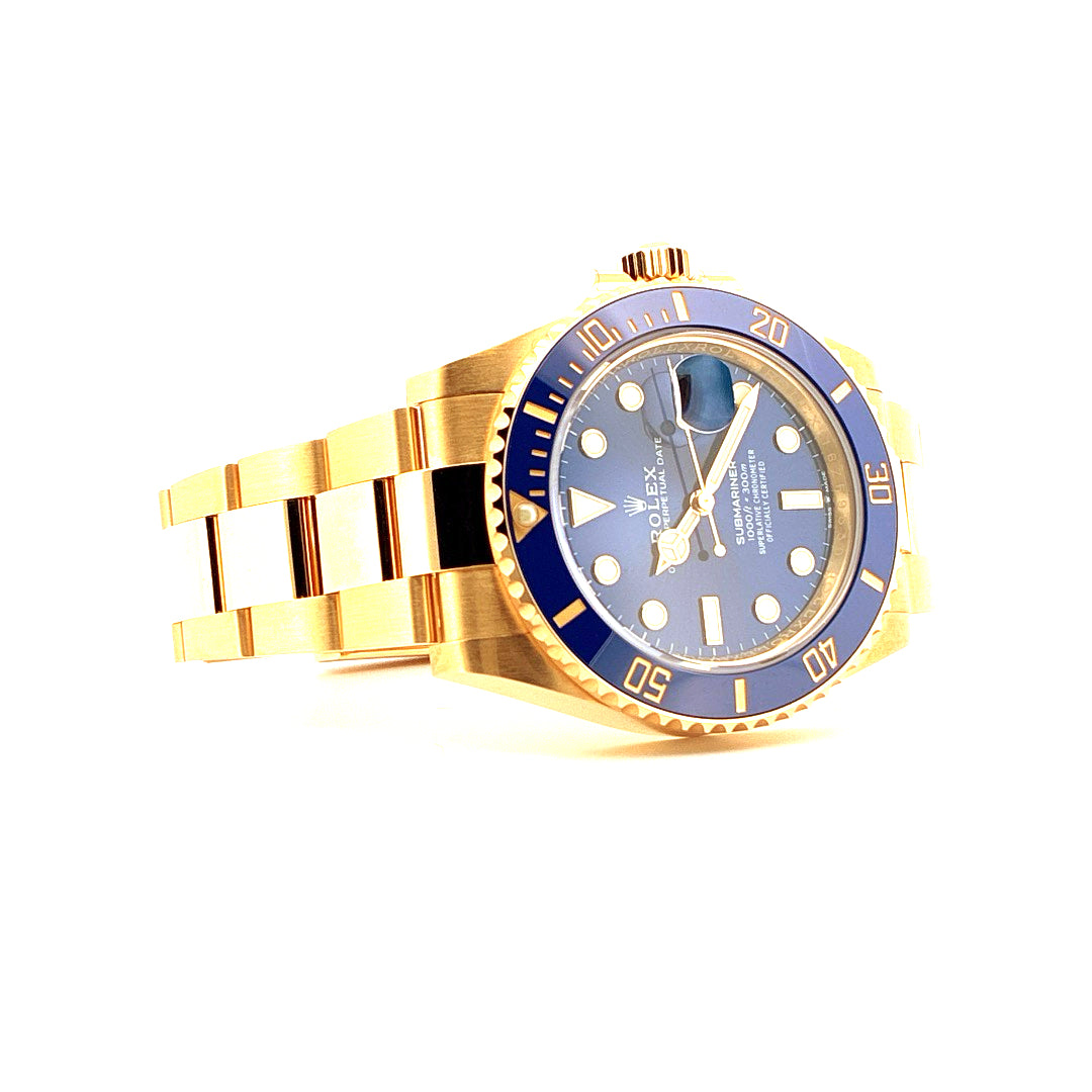 Rolex Submariner 126618LB Date Gelbgold mit blauem Zifferblatt und goldfarbenem Armband aus der Vogelperspektive