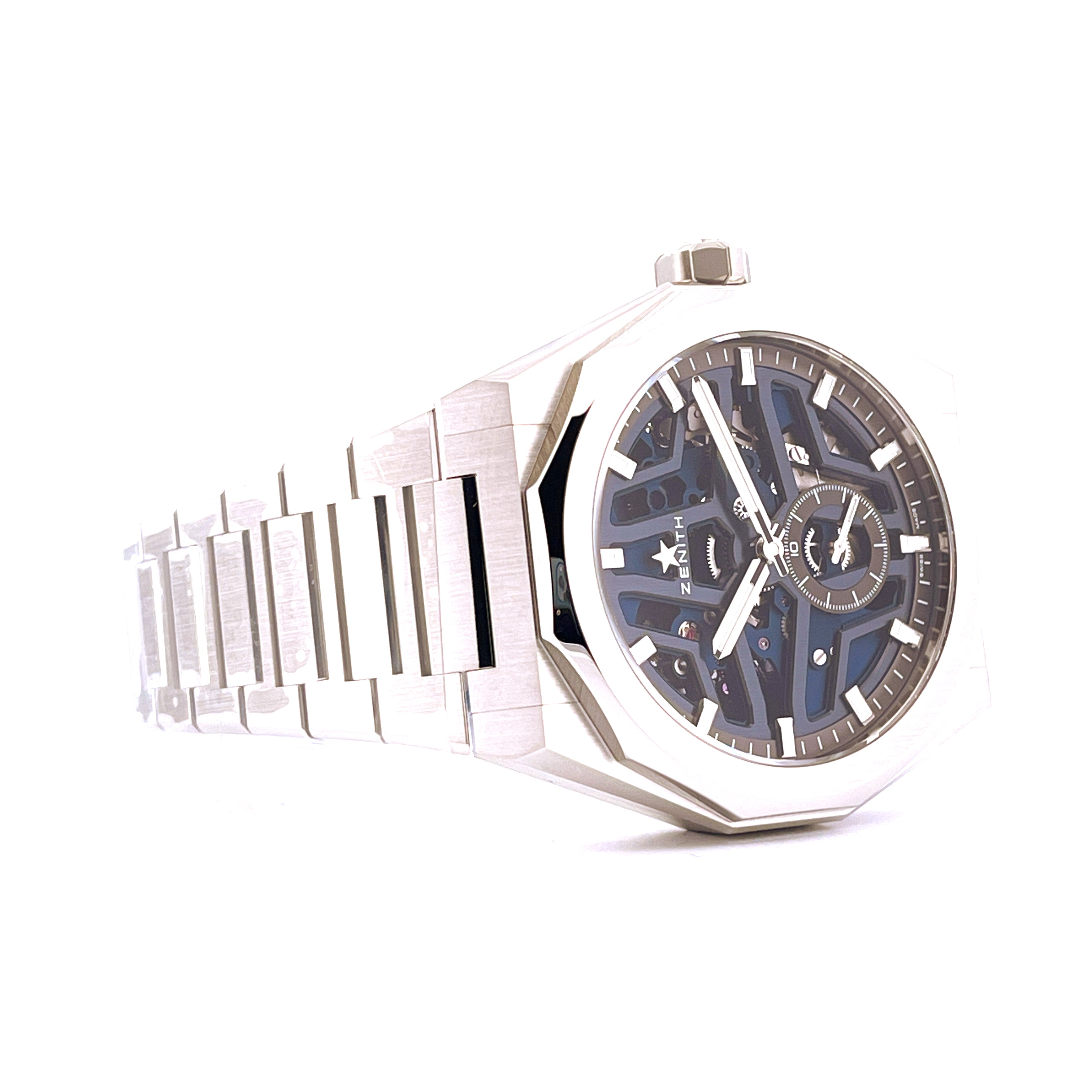 Seitenansicht einer Zenith Defy Skyline Skeleton Uhr aus Edelstahl mit skelettiertem Zifferblatt auf weißem Hintergrund