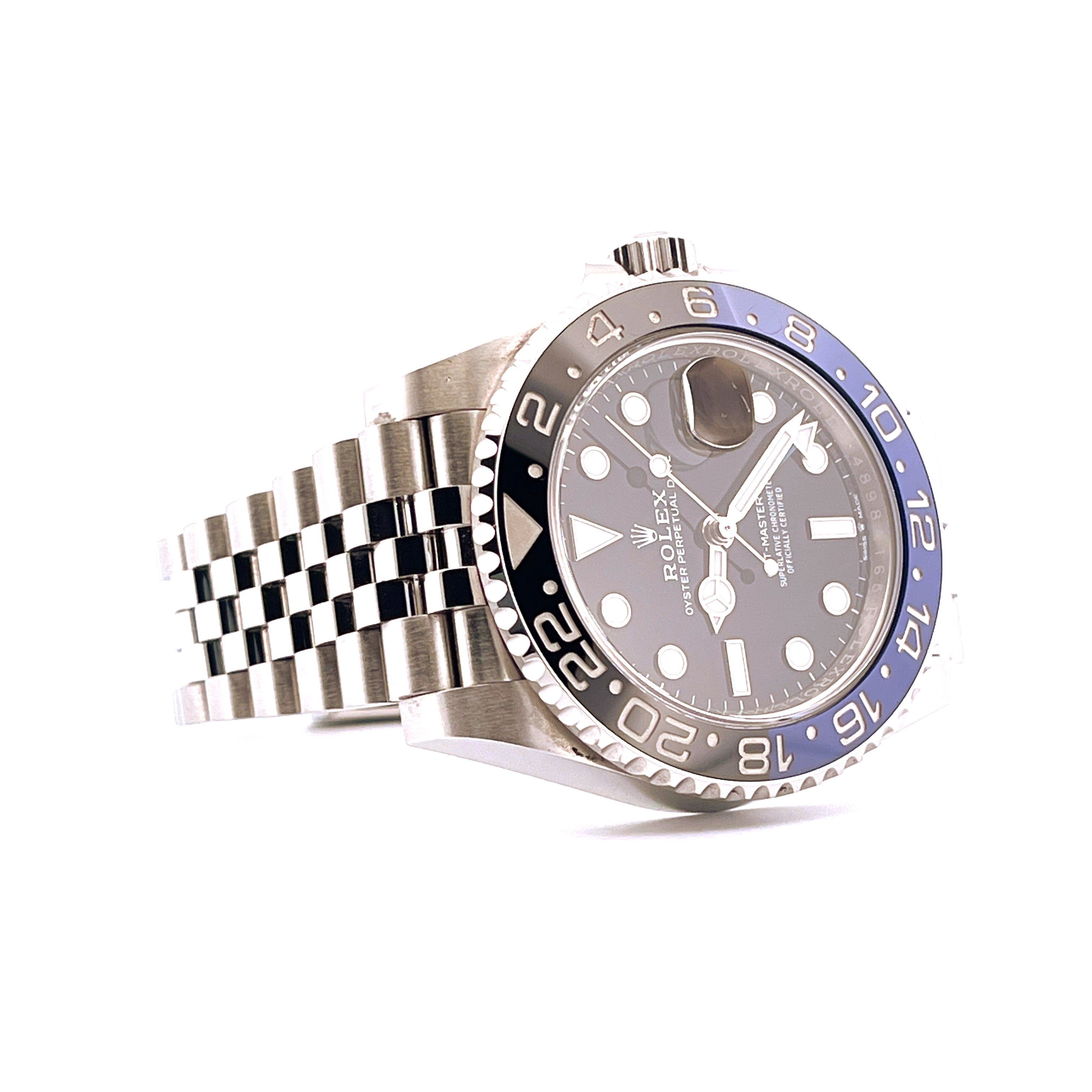 Rolex GMT-Master II Batgirl Jubilee Stahl mit blauer und schwarzer Keramiklunette im Detail auf weißem Hintergrund