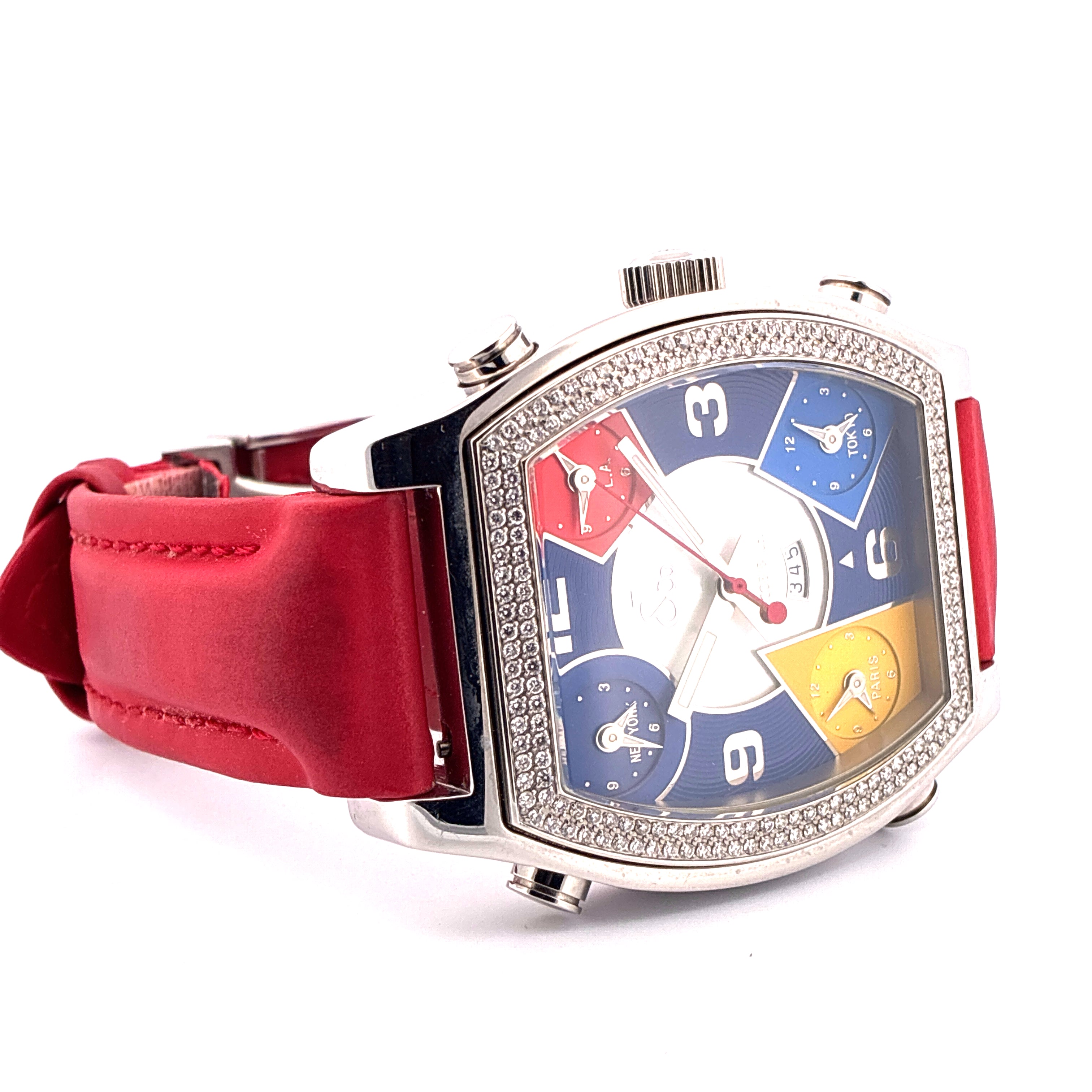 Jacob & Co. Five Time Zone Tonneau aus Edelstahl mit rotem Lederarmband im Seitenprofil