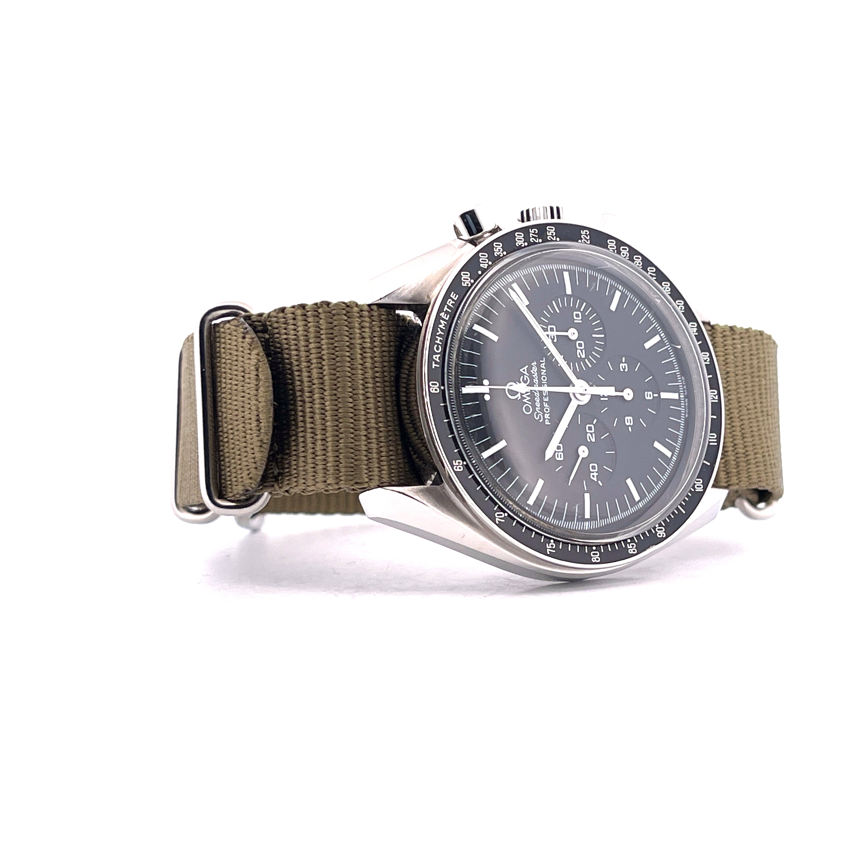 Omega Speedmaster Professional Moonwatch Hesalit auf olivgrünem Nato-Band im Seitenprofil