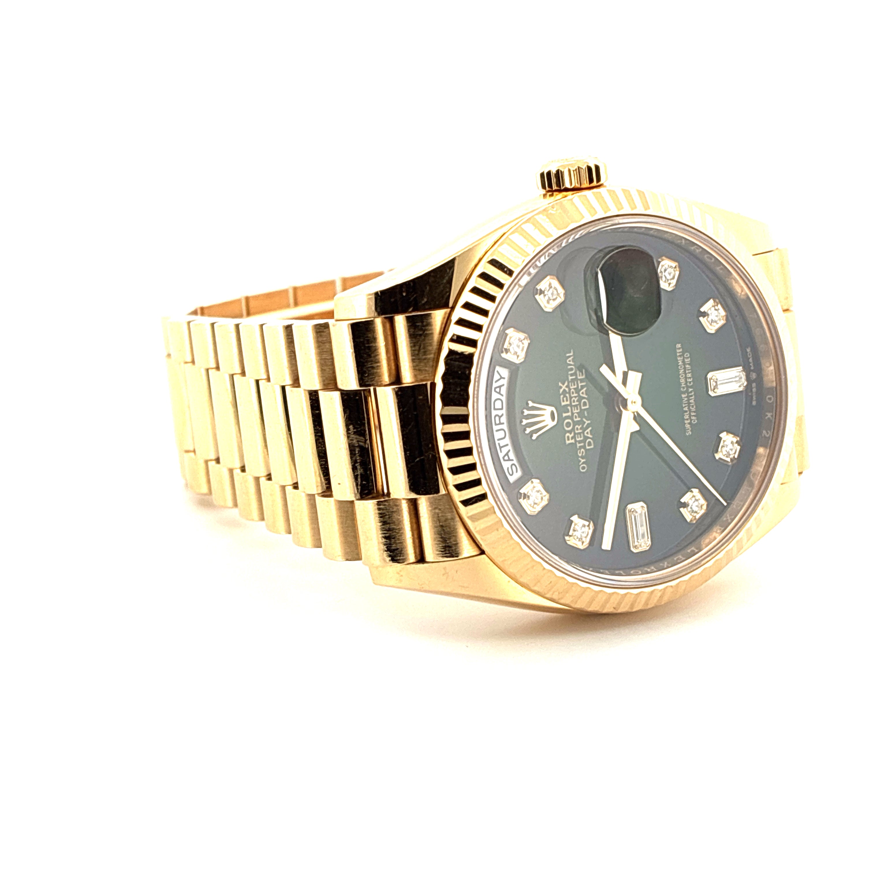 Rolex Day-Date 36 Gelbgold mit grünen Diamant-Zifferblatt auf weißem Hintergrund