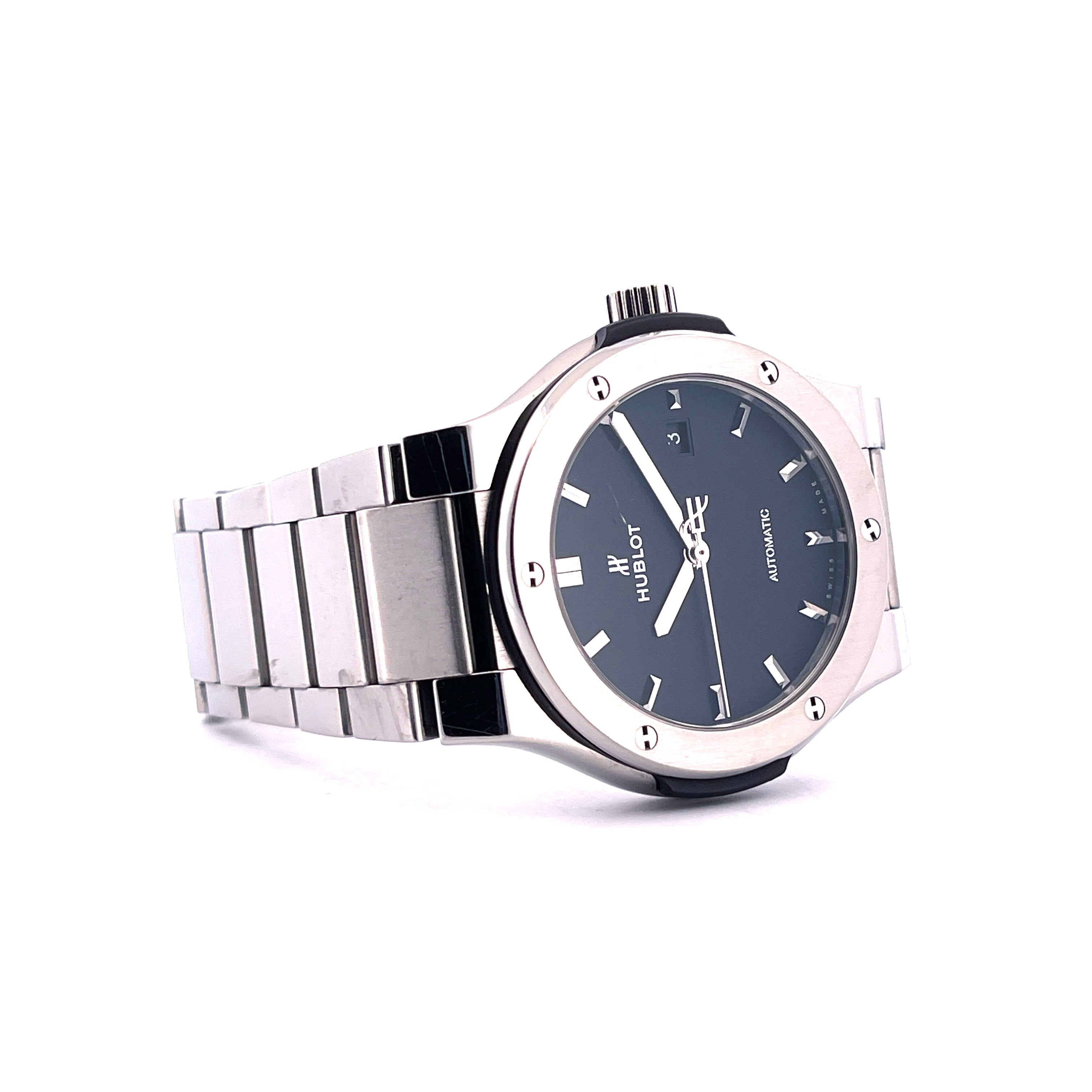Hublot Classic Fusion, 45 mm Titan Automatik Uhr mit schwarzem Zifferblatt und Armband auf weißem Hintergrund