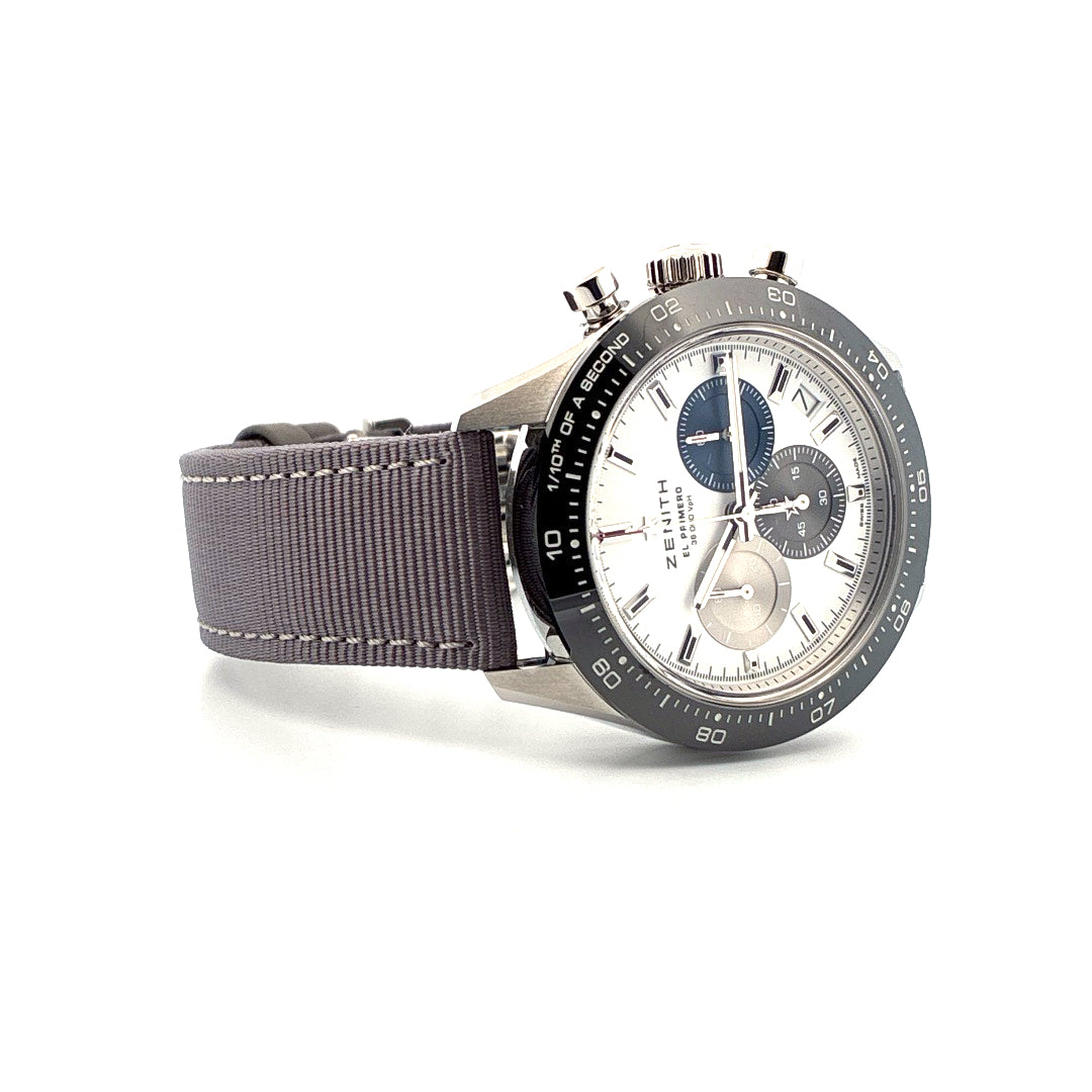 Zenith Chronomaster Sport 41 mm Edelstahl am grauen Textilband mit weißem Zifferblatt auf weißem Hintergrund