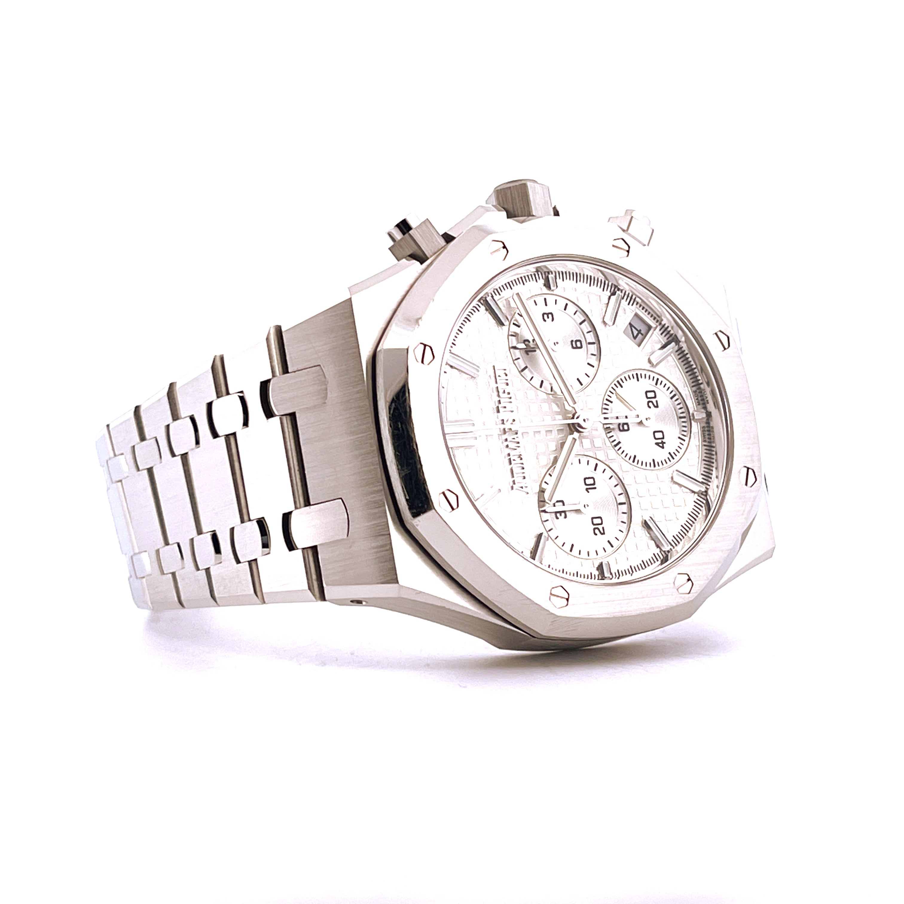 Audemars Piguet Royal Oak Chronograph 41 mm Stahl Automatik auf weißem Hintergrund mit silbernem Zifferblatt