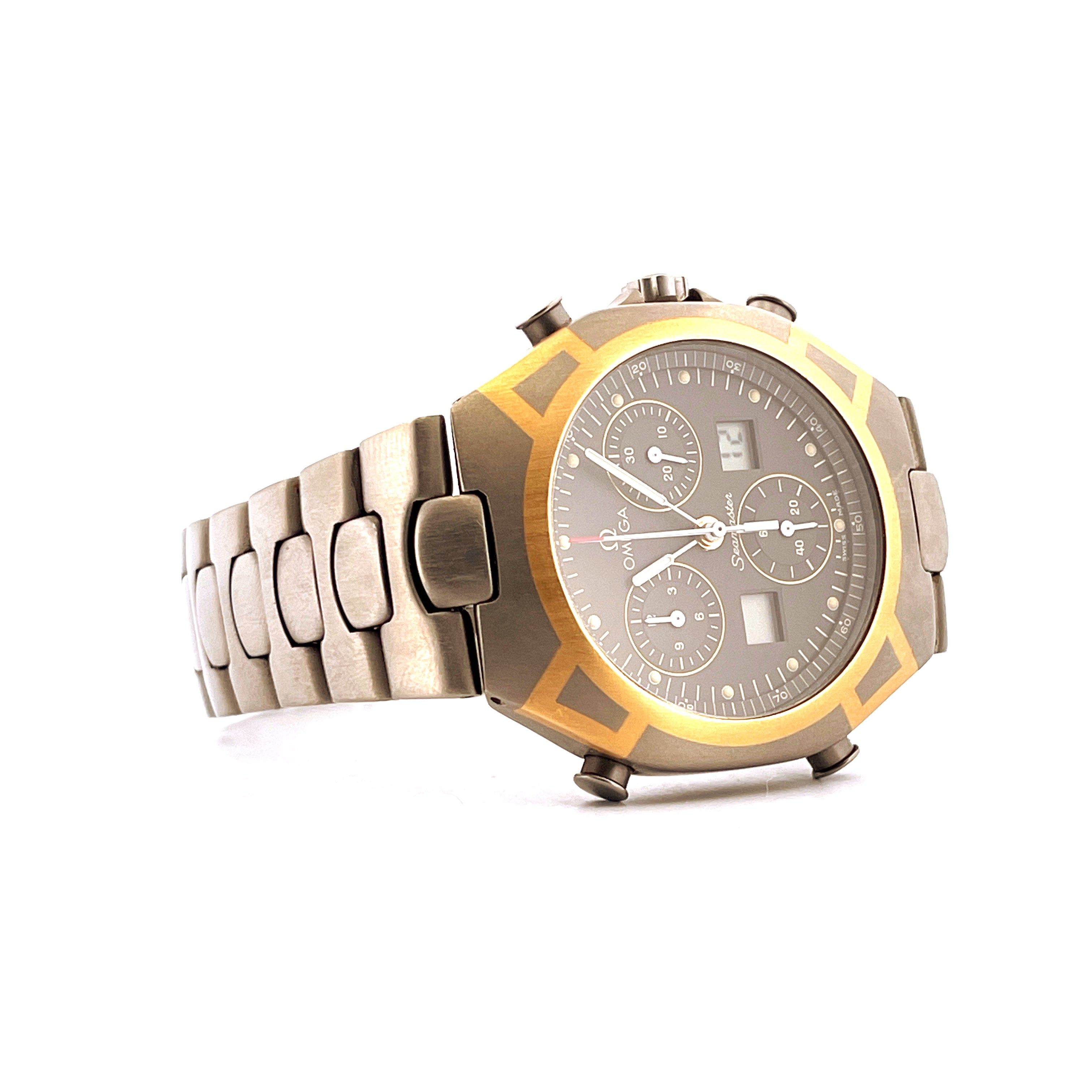 Omega Seamaster Polaris Grey Chronograph aus Gold und Stahl mit grauem Zifferblatt und Armband aus Stahl auf weißem Hinter…