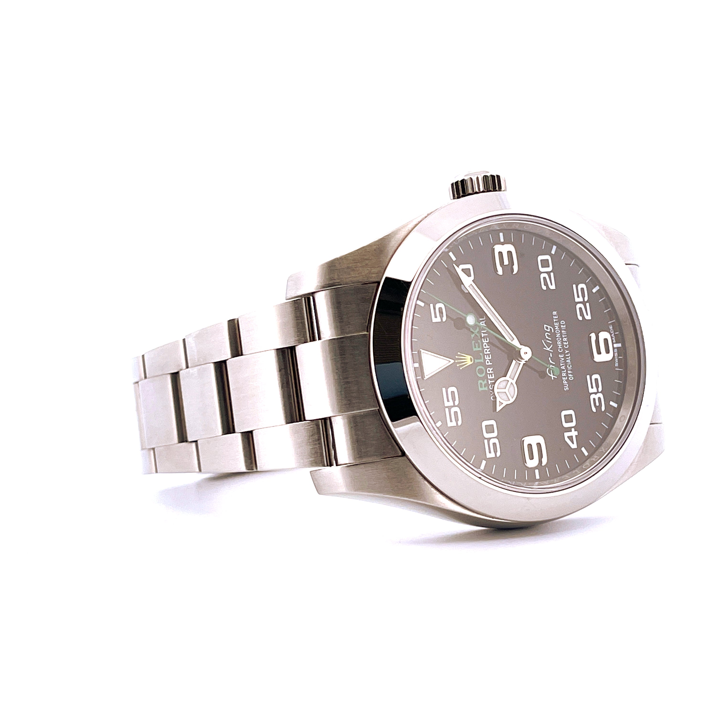 Eine Rolex Air King 116900 im Detailaufnahme von der Seite, auf weißem Hintergrund