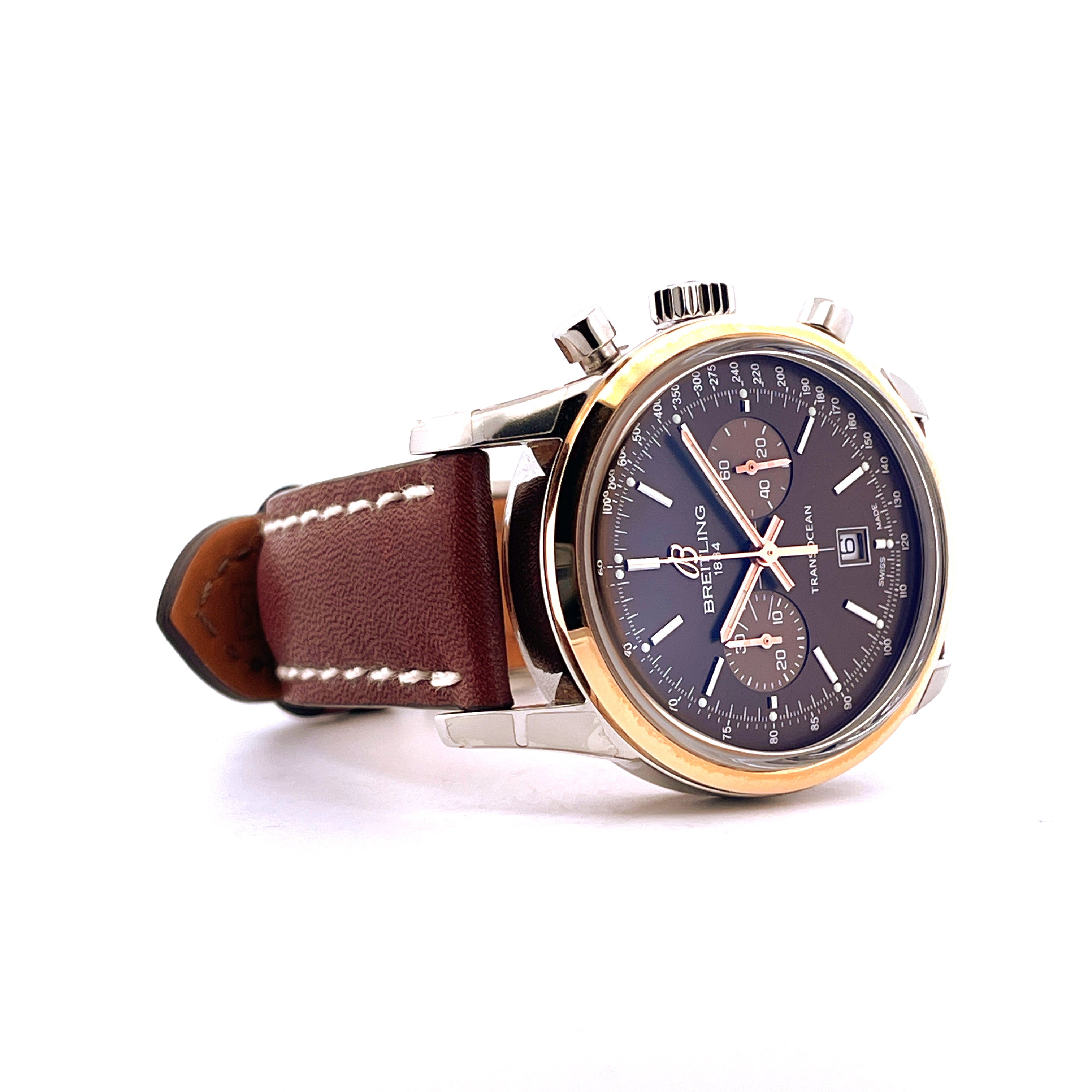 Breitling Transocean Chronograph 38 im Seitenprofil mit braunem Lederband und roségoldener Lünette auf weißem Hintergrund