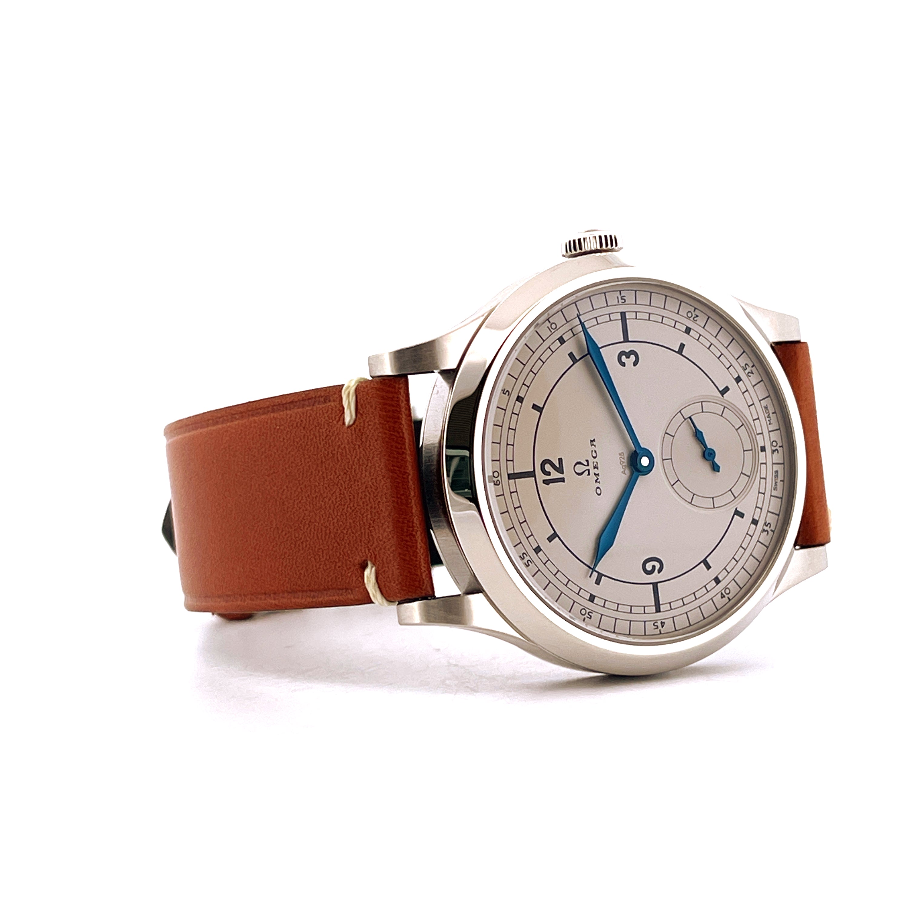 Omega CK 859 im Detail: silbernes Zifferblatt, blaue Zeiger, braunes Lederarmband, Edelstahlgehäuse
