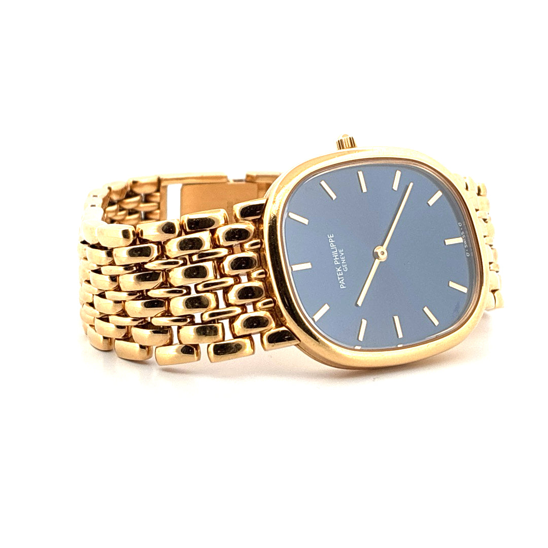 Patek Philippe Ellipse d´Or Gelbgolduhr mit blauem Zifferblatt und goldenem Gliederarmband auf weissem Hintergrund