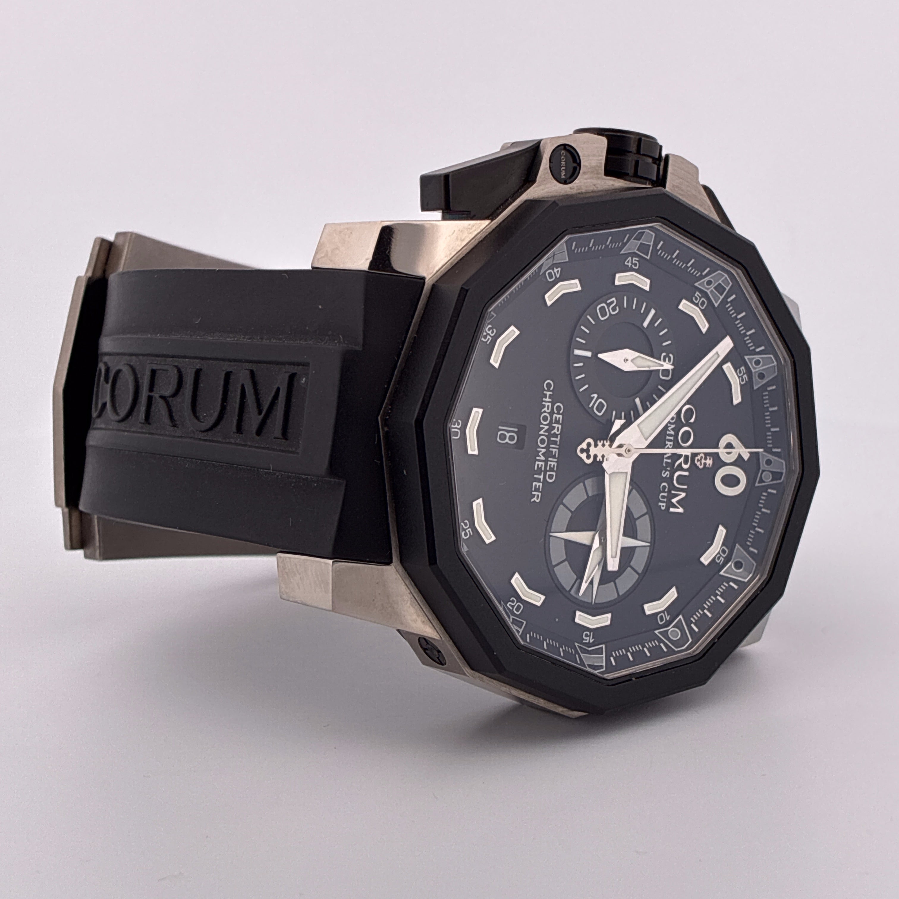 Corum Admiral's Cup Chronograph aus Titan mit schwarzem Band und silbernen Indizes