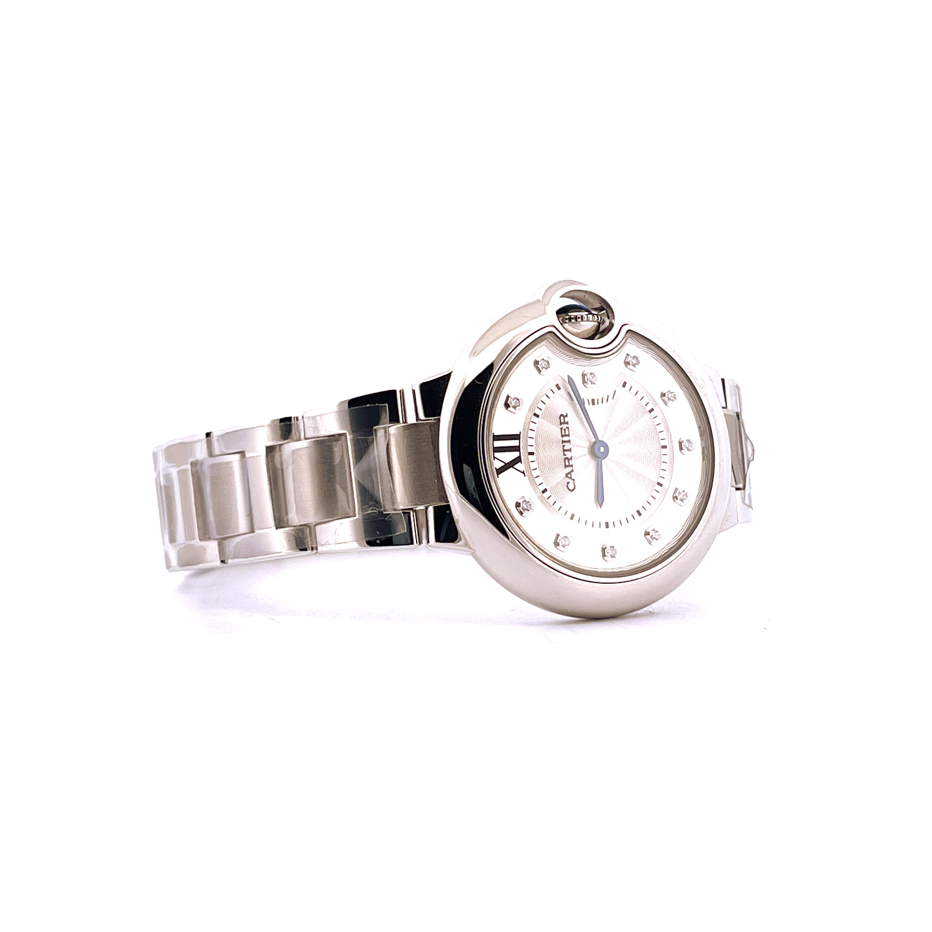 Eine Cartier Ballon Bleu 33mm Quartz Uhr aus Edelstahl mit weißem Zifferblatt und Diamantindizes im Profil auf weißem Hint…