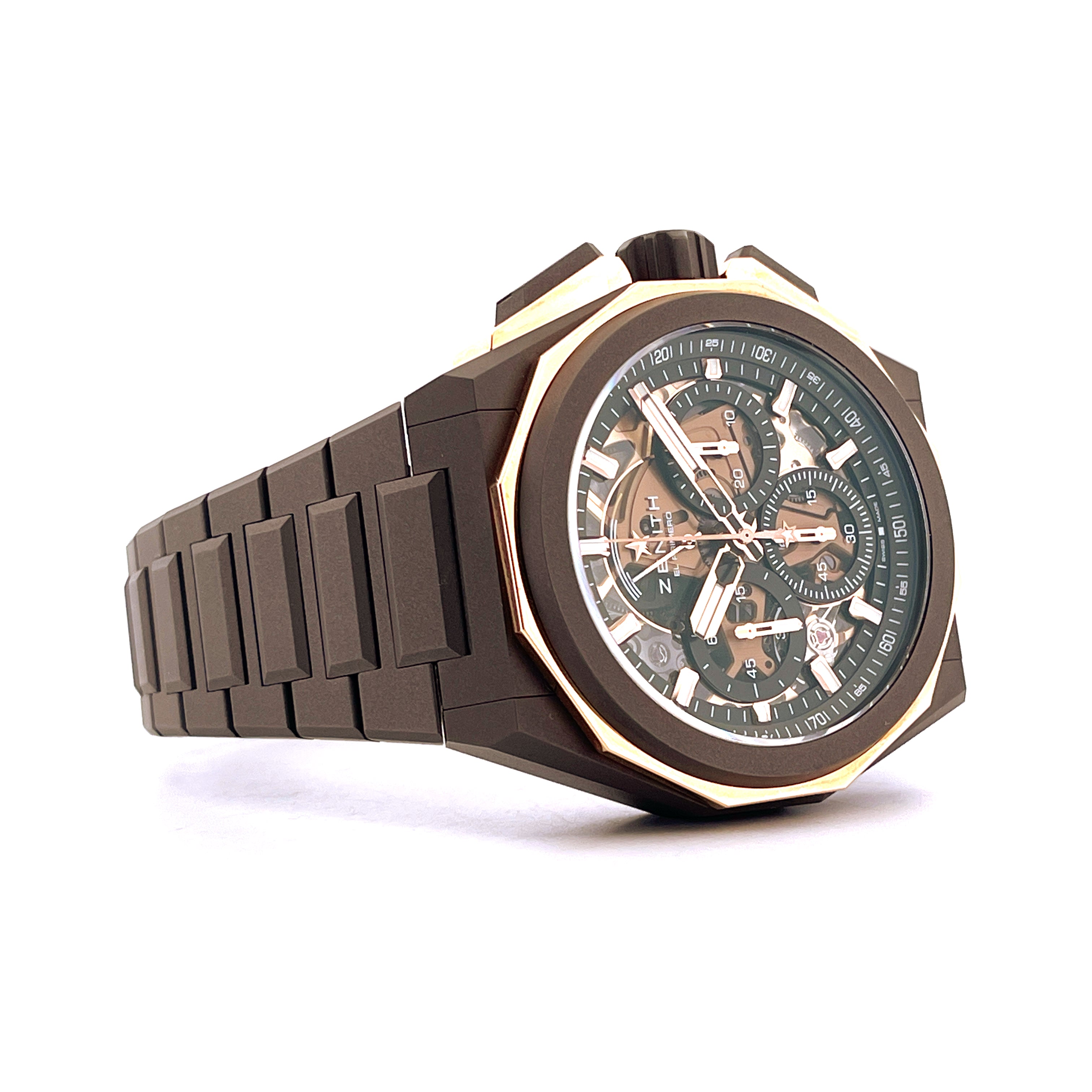 Zenith Defy Extreme Titan Roségold im seitlichen Blickwinkel auf weißem Hintergrund