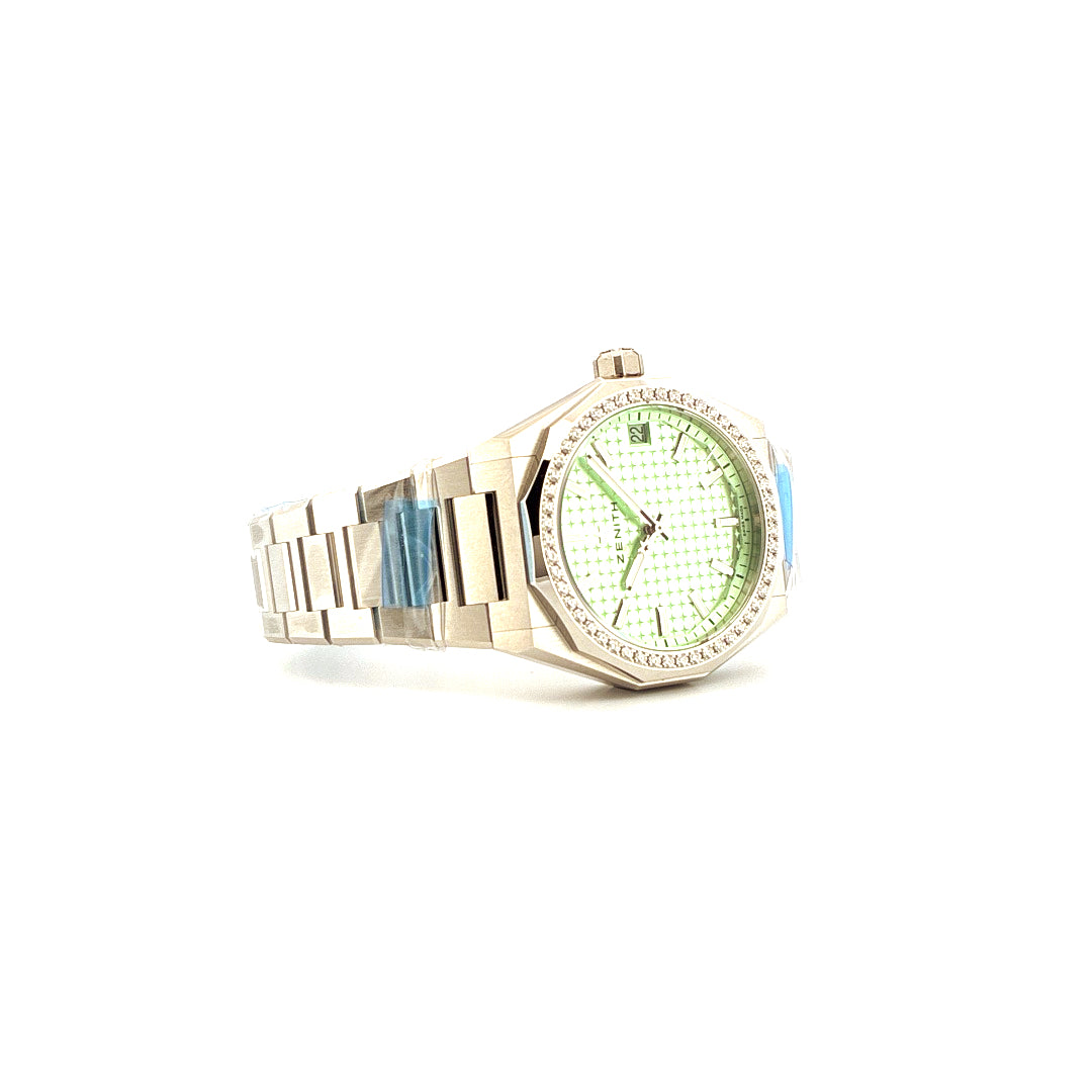 Eine Zenith Defy Skyline Damenuhr aus Edelstahl mit Brillanten und mintgrünem Zifferblatt aus der Perspektive von links