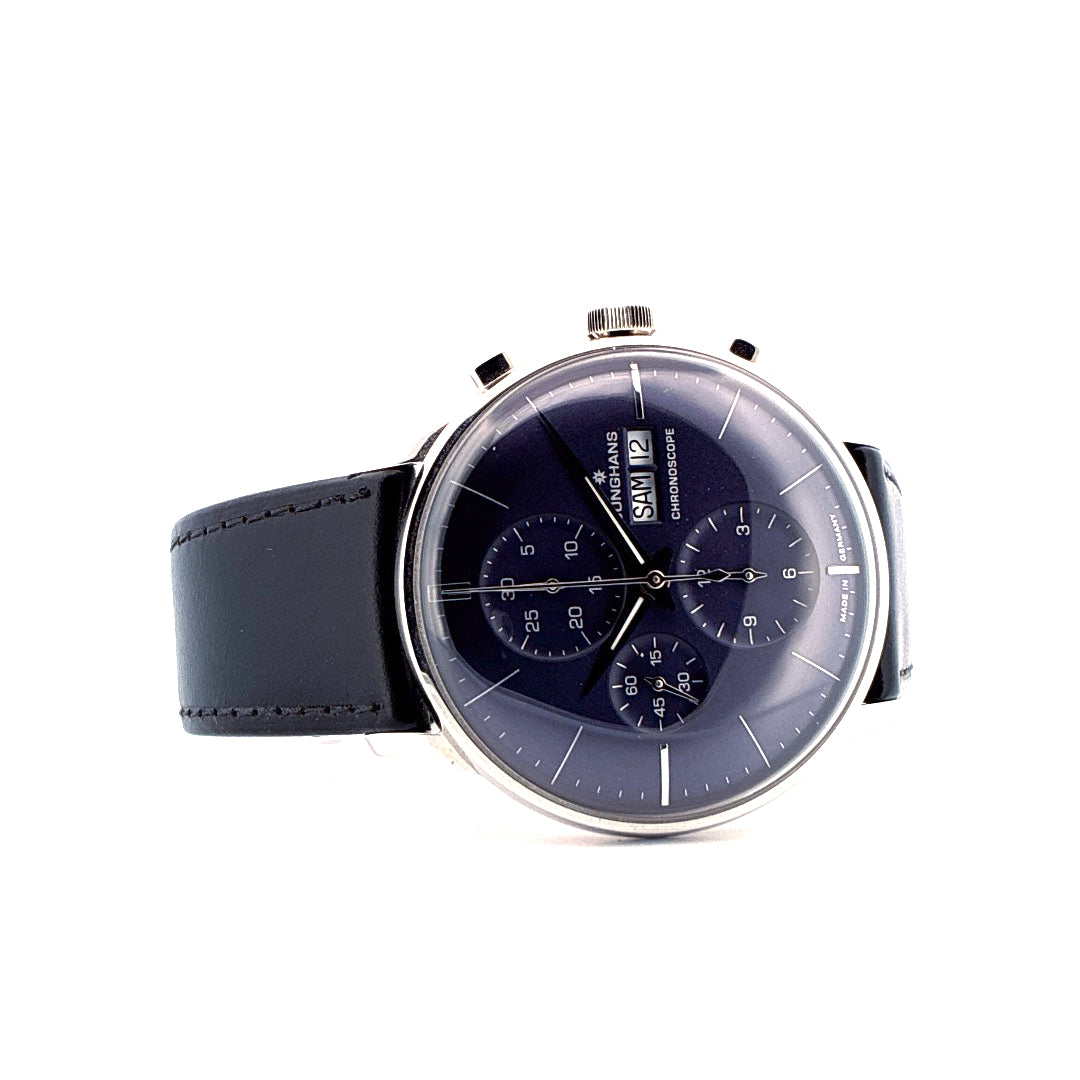 Junghans Meister Chronoscope Frontansicht mit blauem Zifferblatt, Lederarmband auf weissem Hintergrund