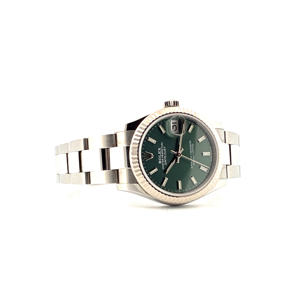 Rolex Datejust 31 mit grünem Zifferblatt und Stahlarmband im Detailaufnahme auf weißem Hintergrund