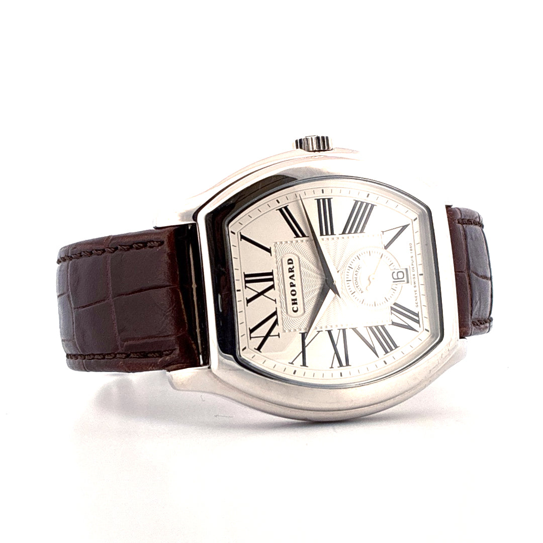 Chopard L.U.C Tonneau aus Weißgold mit braunem Lederarmband auf weißem Hintergrund