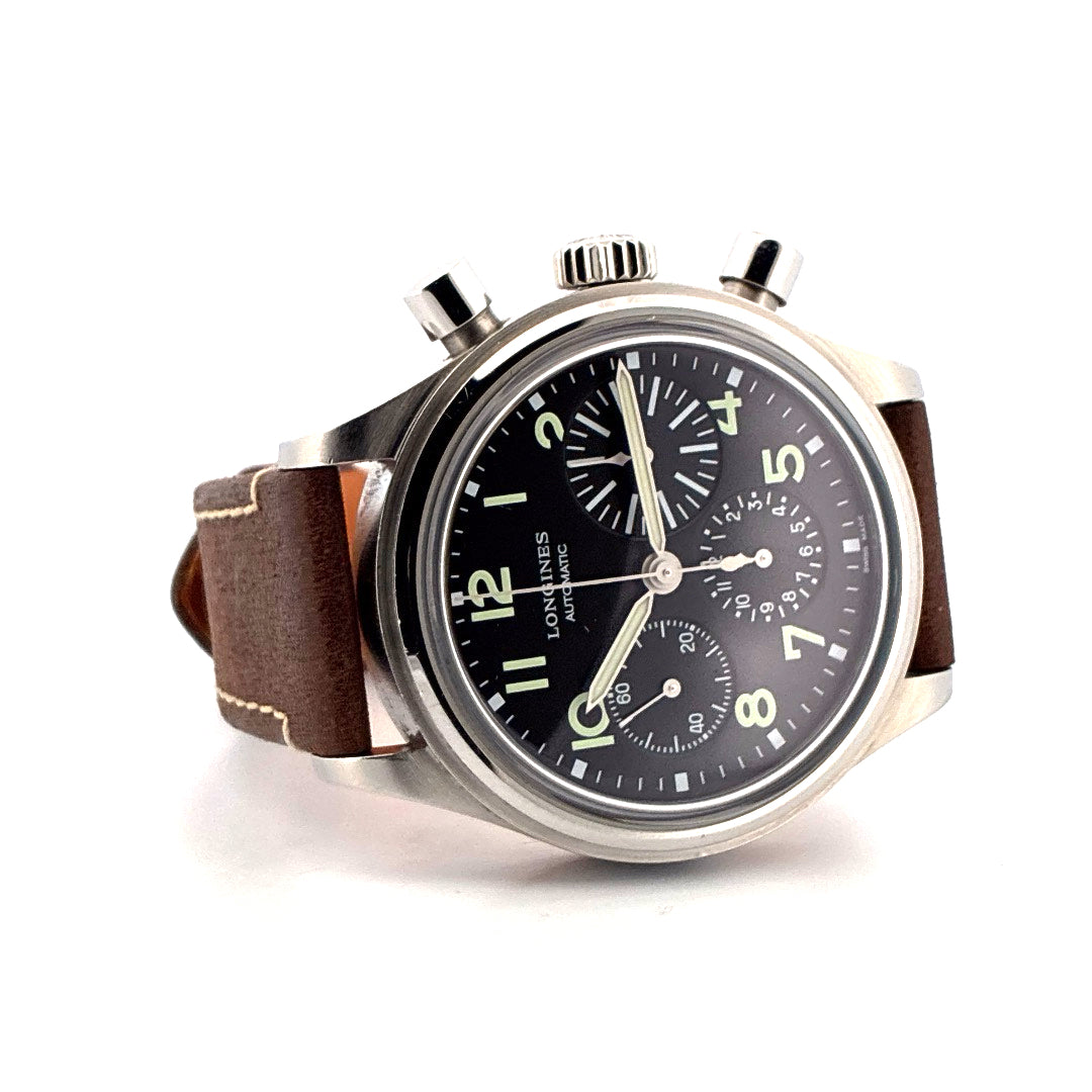 Longines Avigation Bigeye im Seitenprofil mit braunem Lederarmband und schwarzem Zifferblatt
