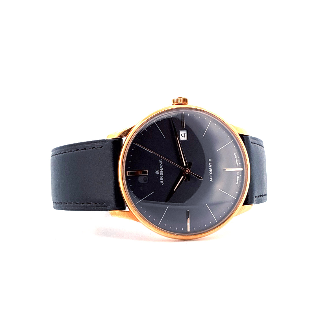 Junghans Meister Damen Armbanduhr mit schwarzem Zifferblatt und goldenem Gehäuse, Lederarmband, weisser Hintergrund