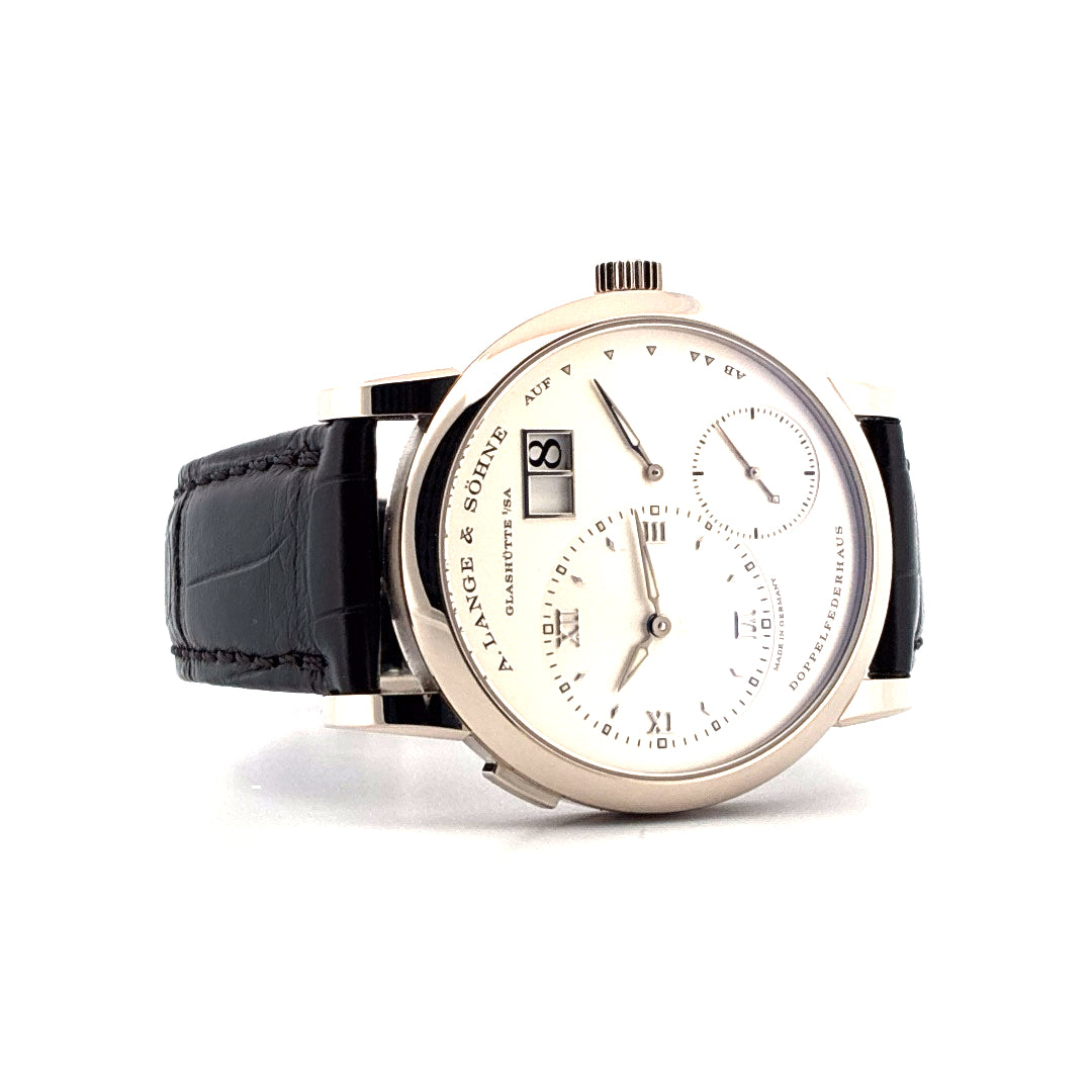 Eine A. Lange & Söhne Lange 1 aus Weißgold mit schwarzem Lederarmband im Profil auf weißem Hintergrund