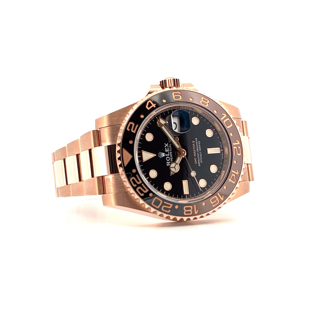 Rolex GMT-Master II Roségold 40 mm Automatik mit schwarzem Zifferblatt und roséfarbenem Armband auf weißem Hintergrund