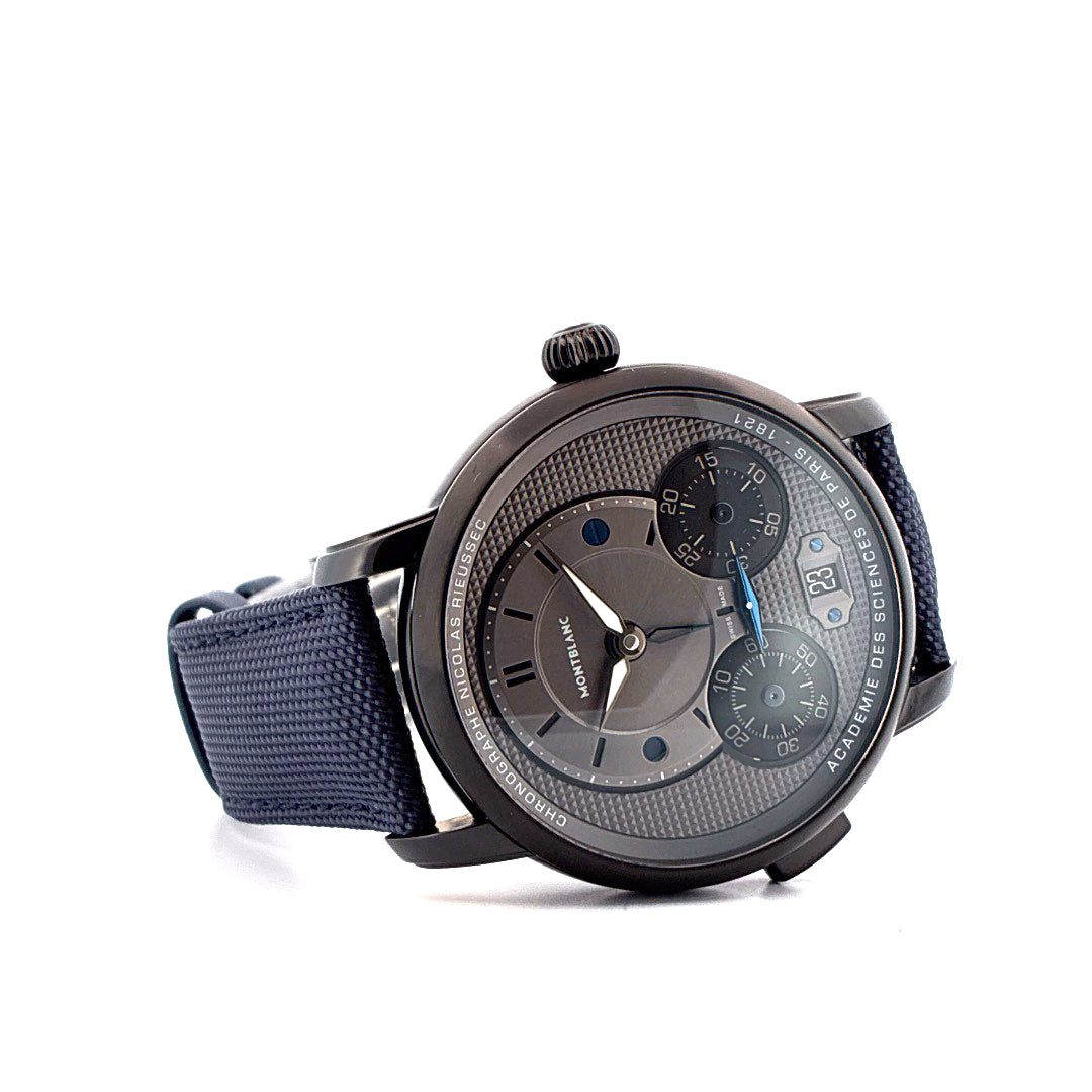 Montblanc Nicolas Rieussec Chronograph mit blauem Band und grauem Zifferblatt auf weißem Hintergrund