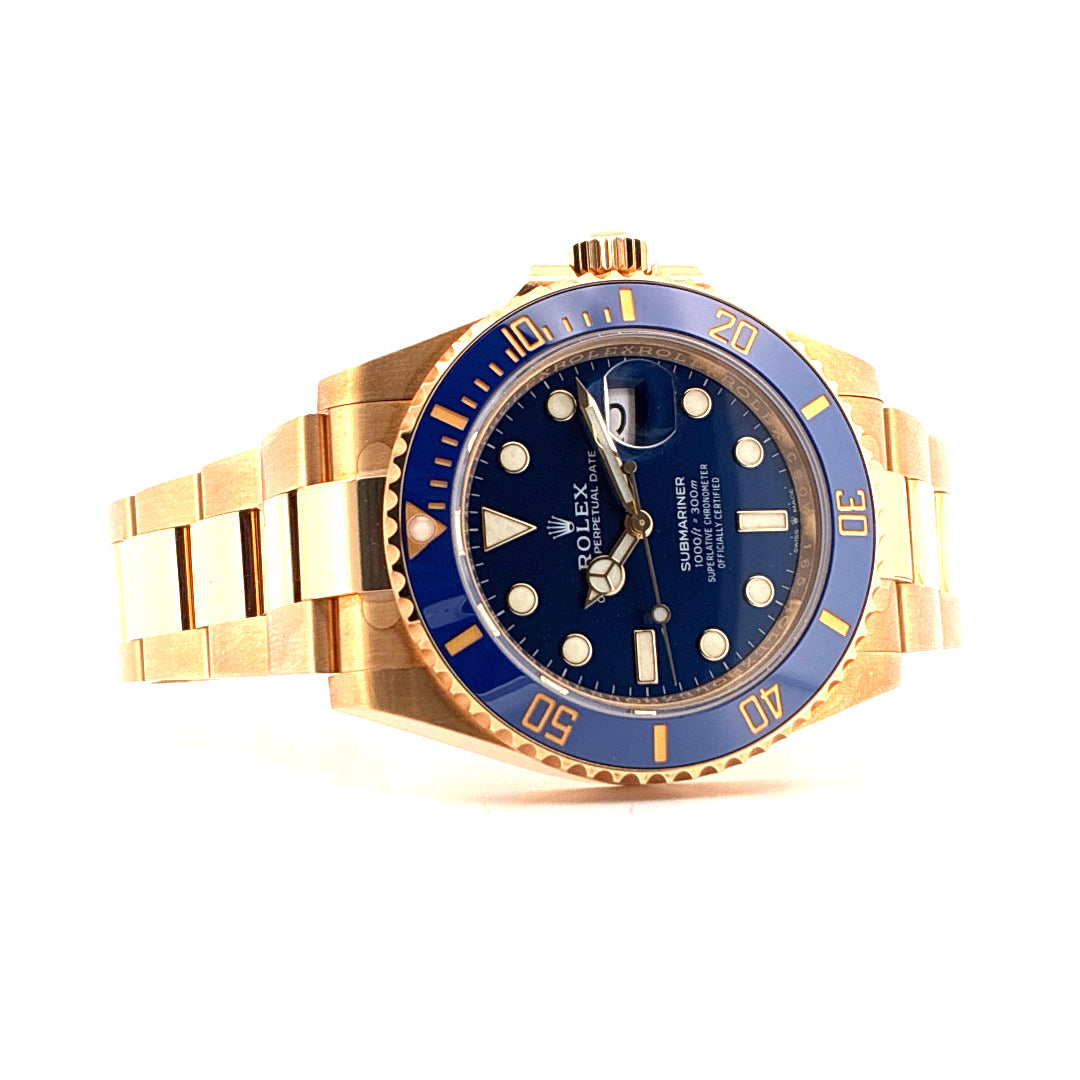Rolex Submariner Date Gelbgold mit blauem Zifferblatt und blauem Keramik-Inlay im Seitenprofil auf weißem Hintergrund