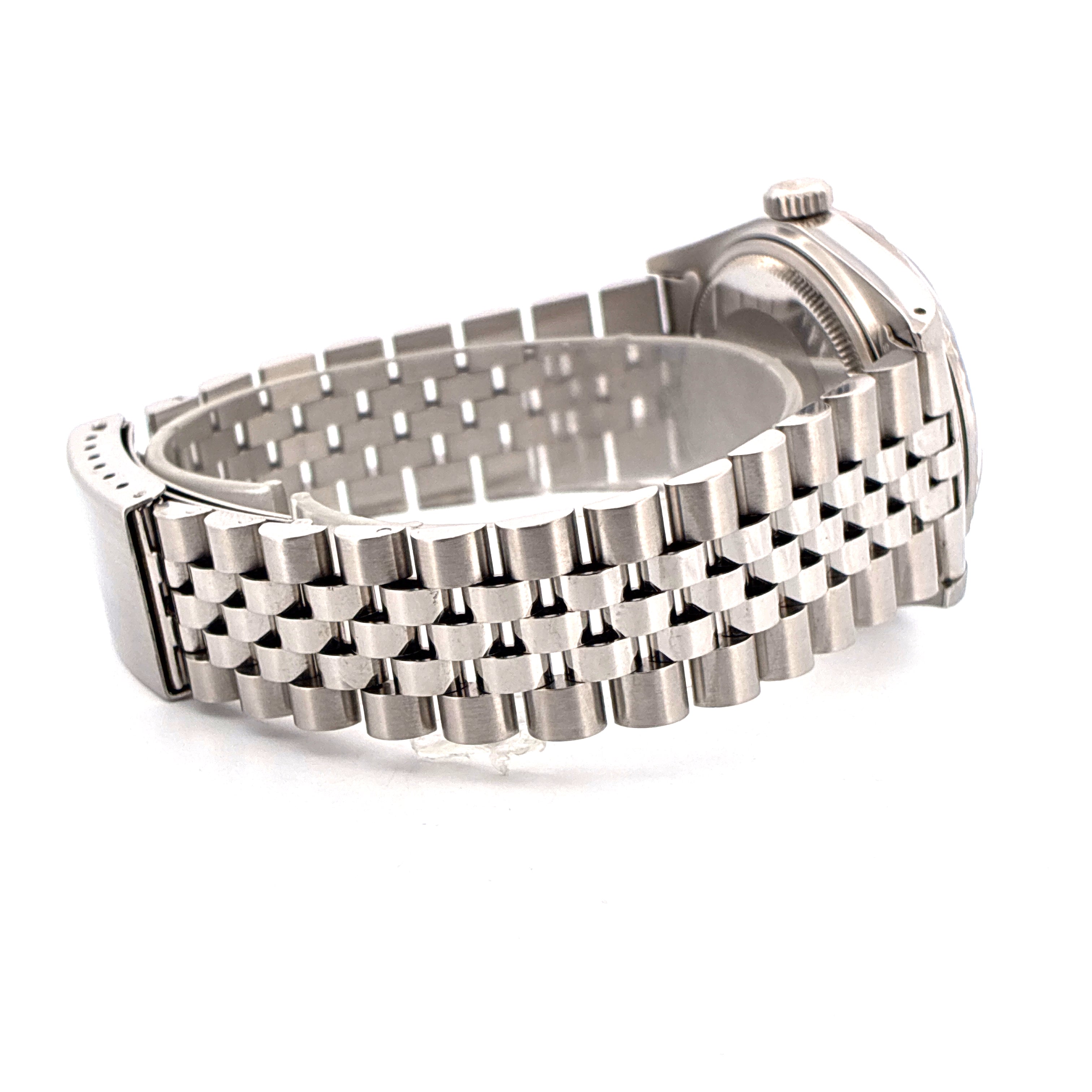 Rolex Datejust 36 Edelstahl im Seitenprofil mit Jubilé-Armband vor weissem Hintergrund