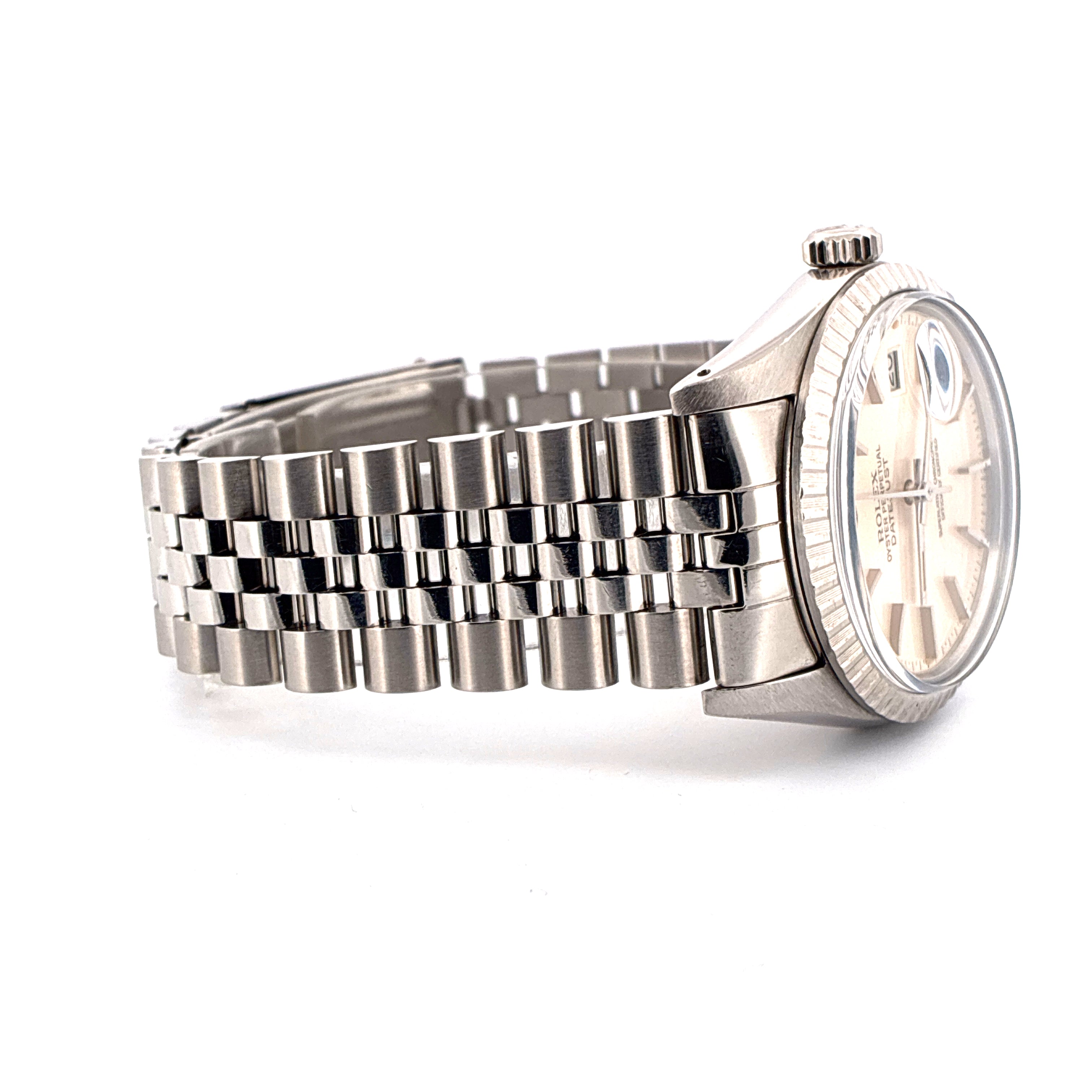 Seitenansicht einer Rolex Datejust 36 aus Edelstahl mit silbernem Zifferblatt