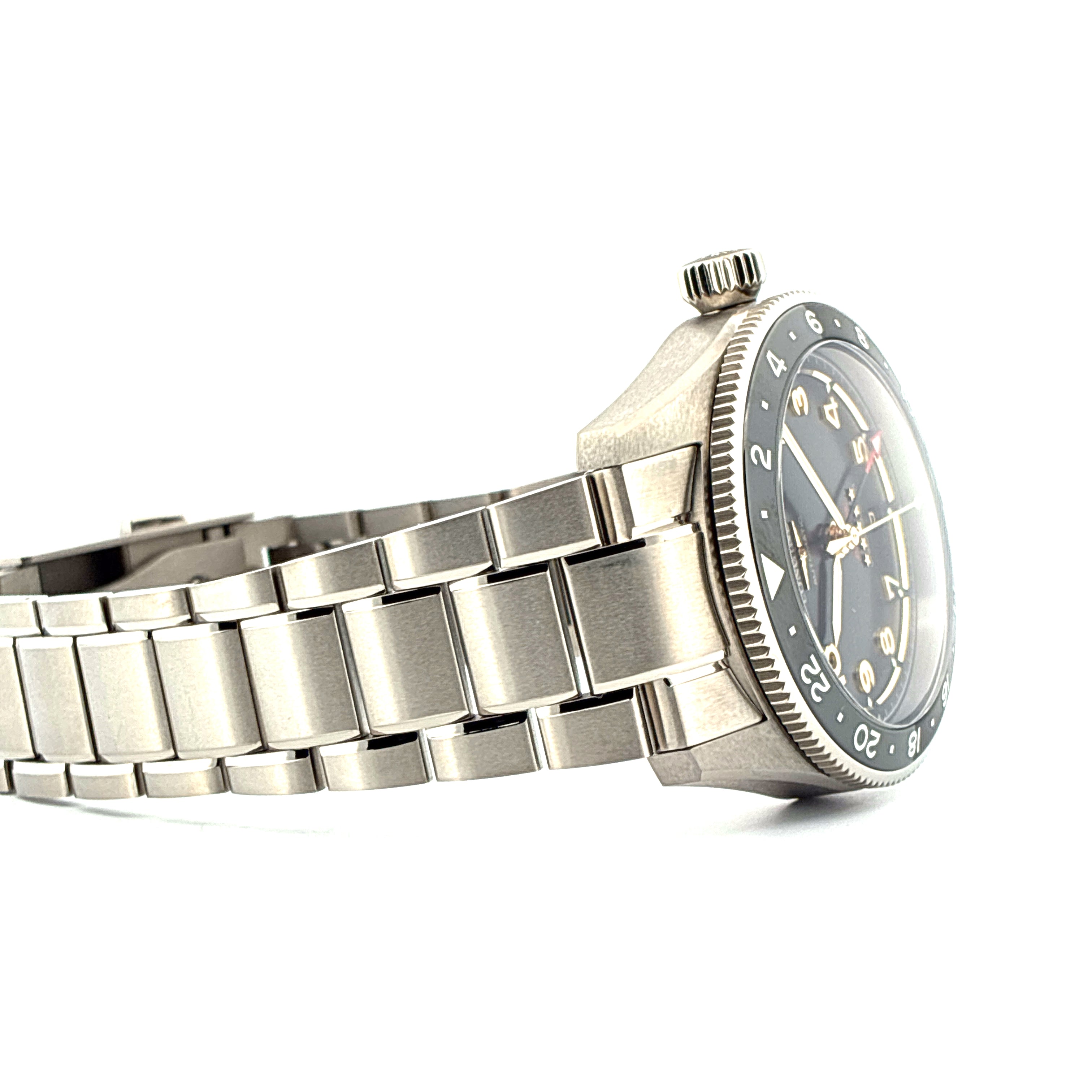 Longines Spirit Zulu Time 39mm im Profil mit Stahlarmband und schwarzem Zifferblatt auf weissem Hintergrund