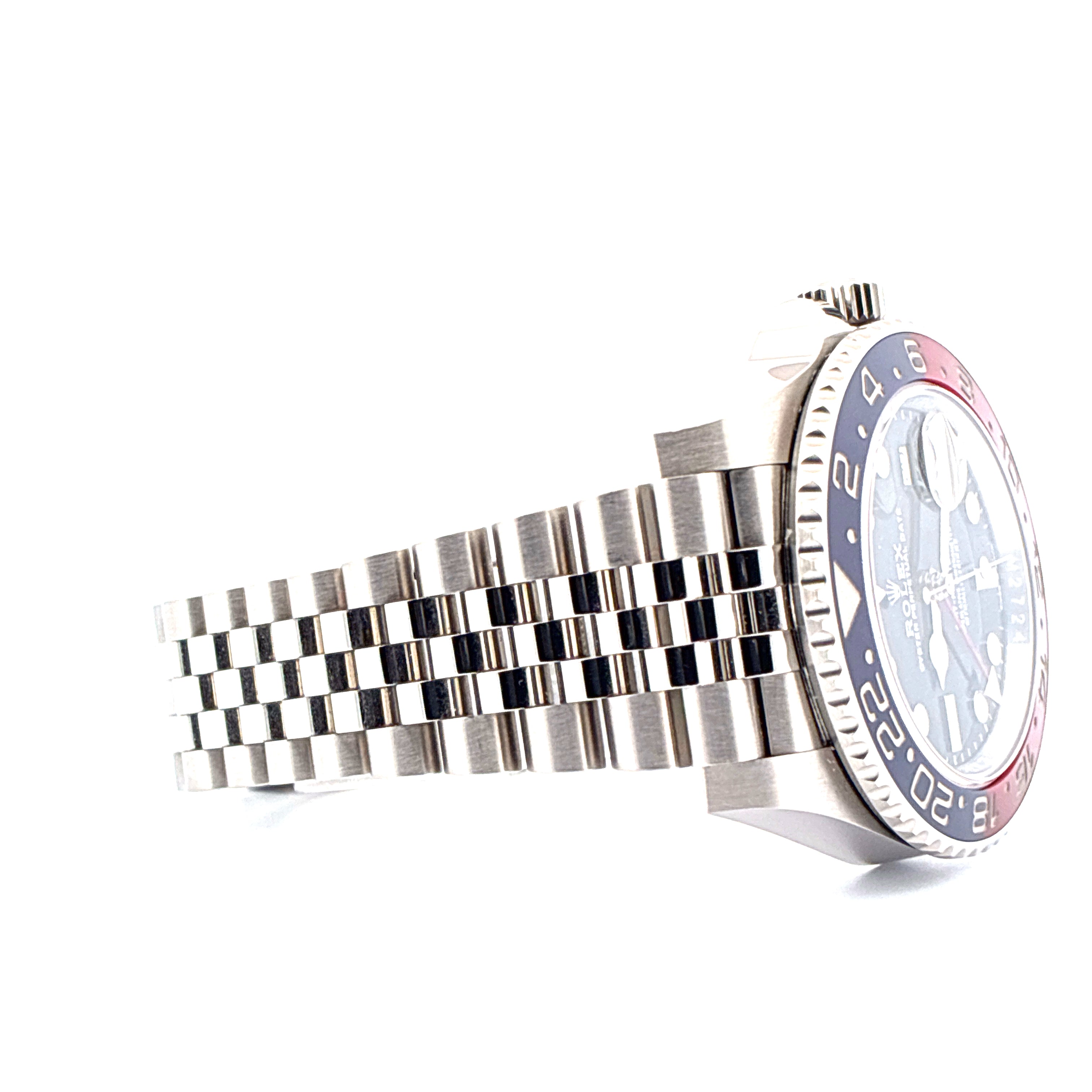 Rolex GMT-Master II Pepsi mit Jubilee-Armband in Seitenansicht auf weissem Hintergrund