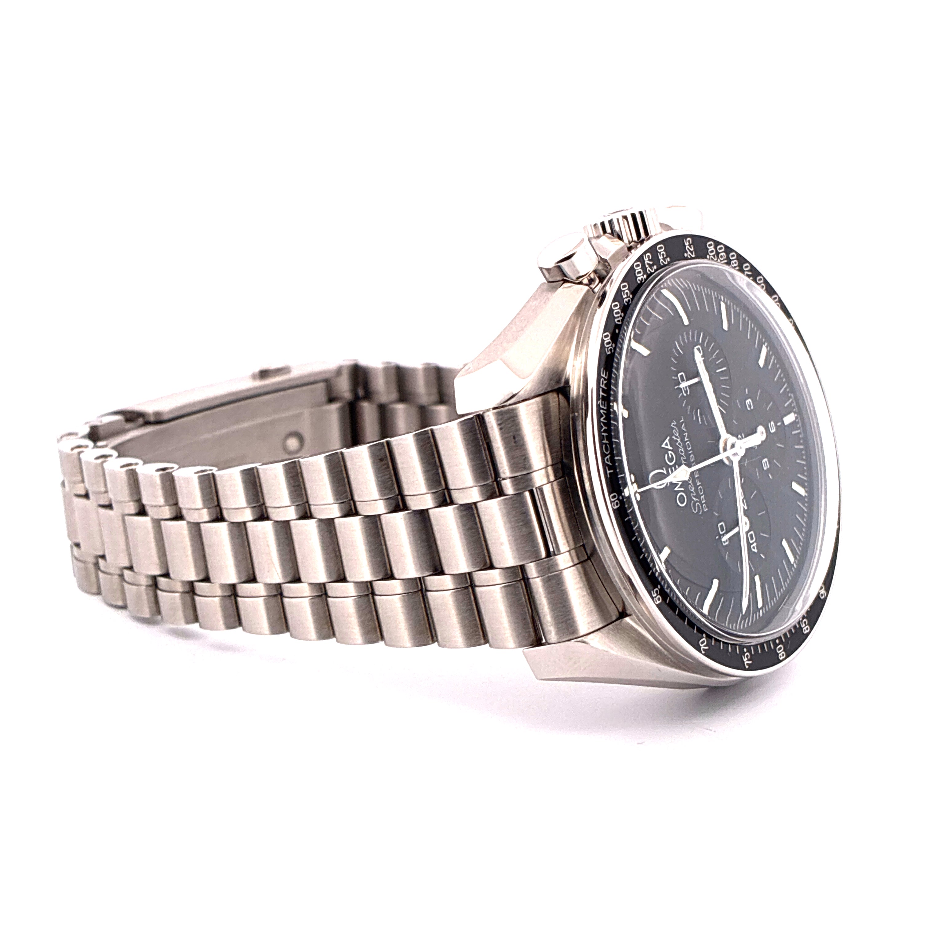 Omega Speedmaster Professional Moonwatch mit schwarzem Zifferblatt und Edelstahlarmband auf weißem Hintergrund