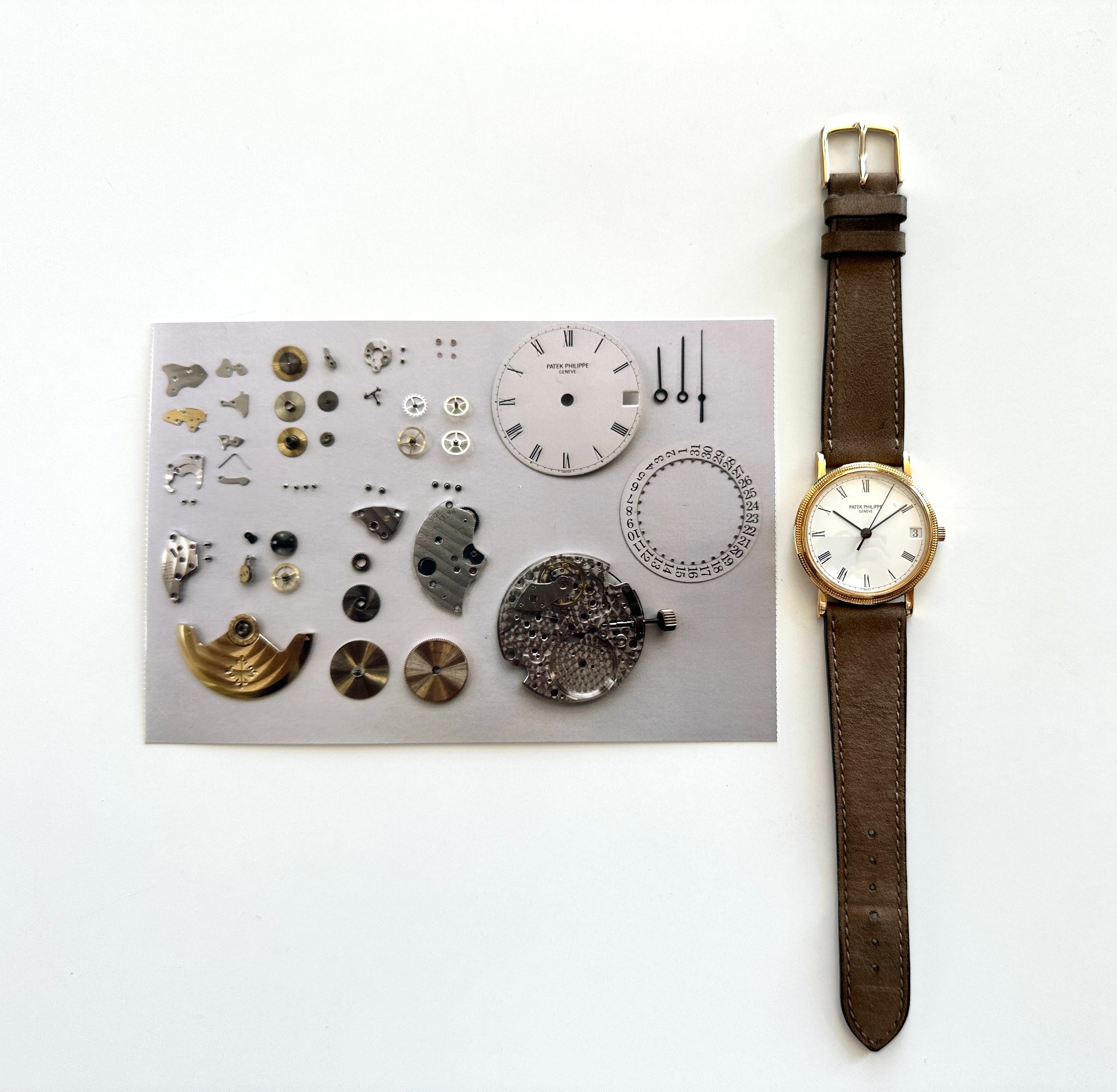 Patek Philippe Calatrava 3802 Automatik mit Lederband und Einzelteilen auf hellem Hintergrund