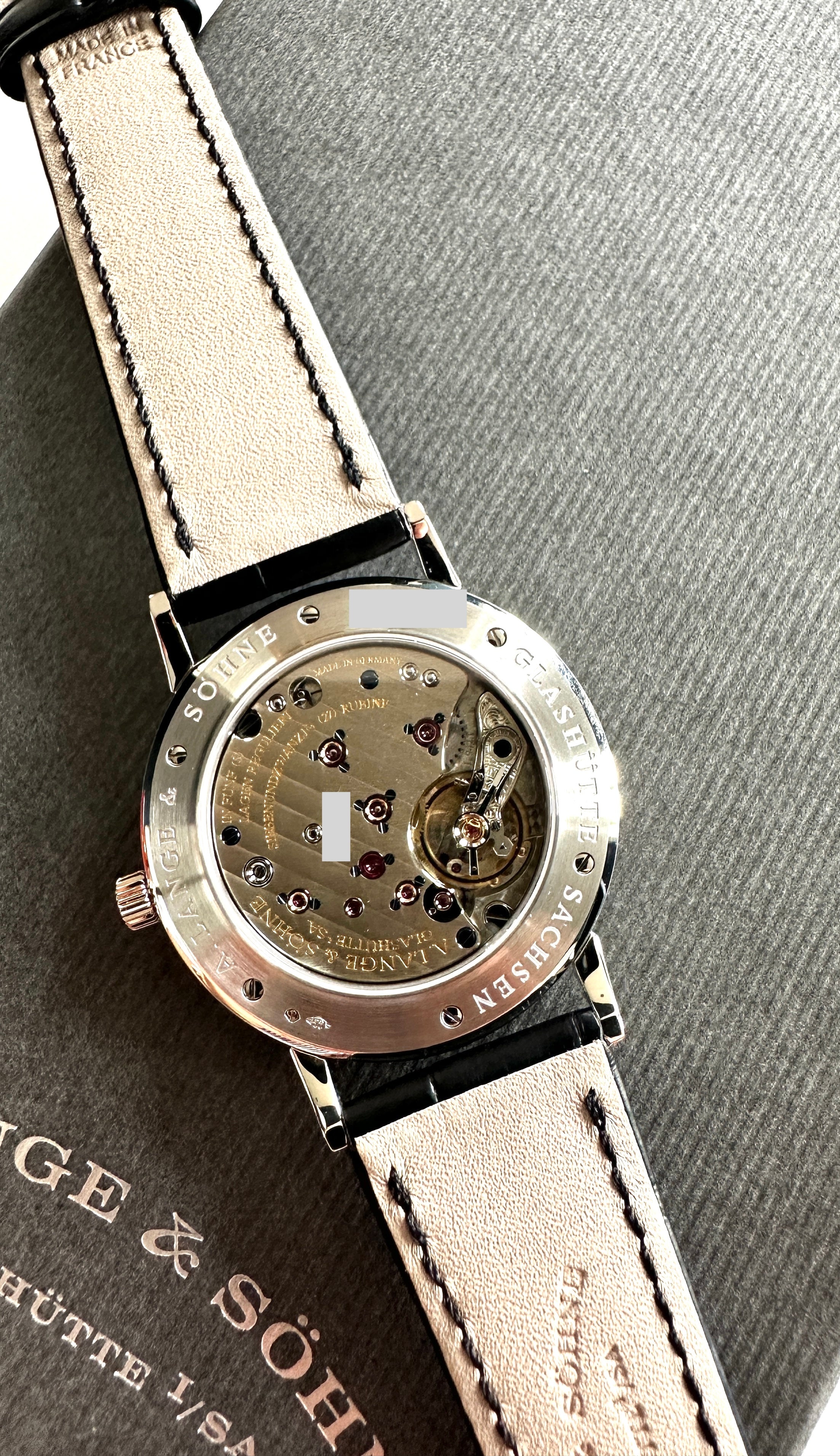 A. Lange & Söhne 1815 Up Down Platin: Detailaufnahme des Werkes mit ledernem Armband