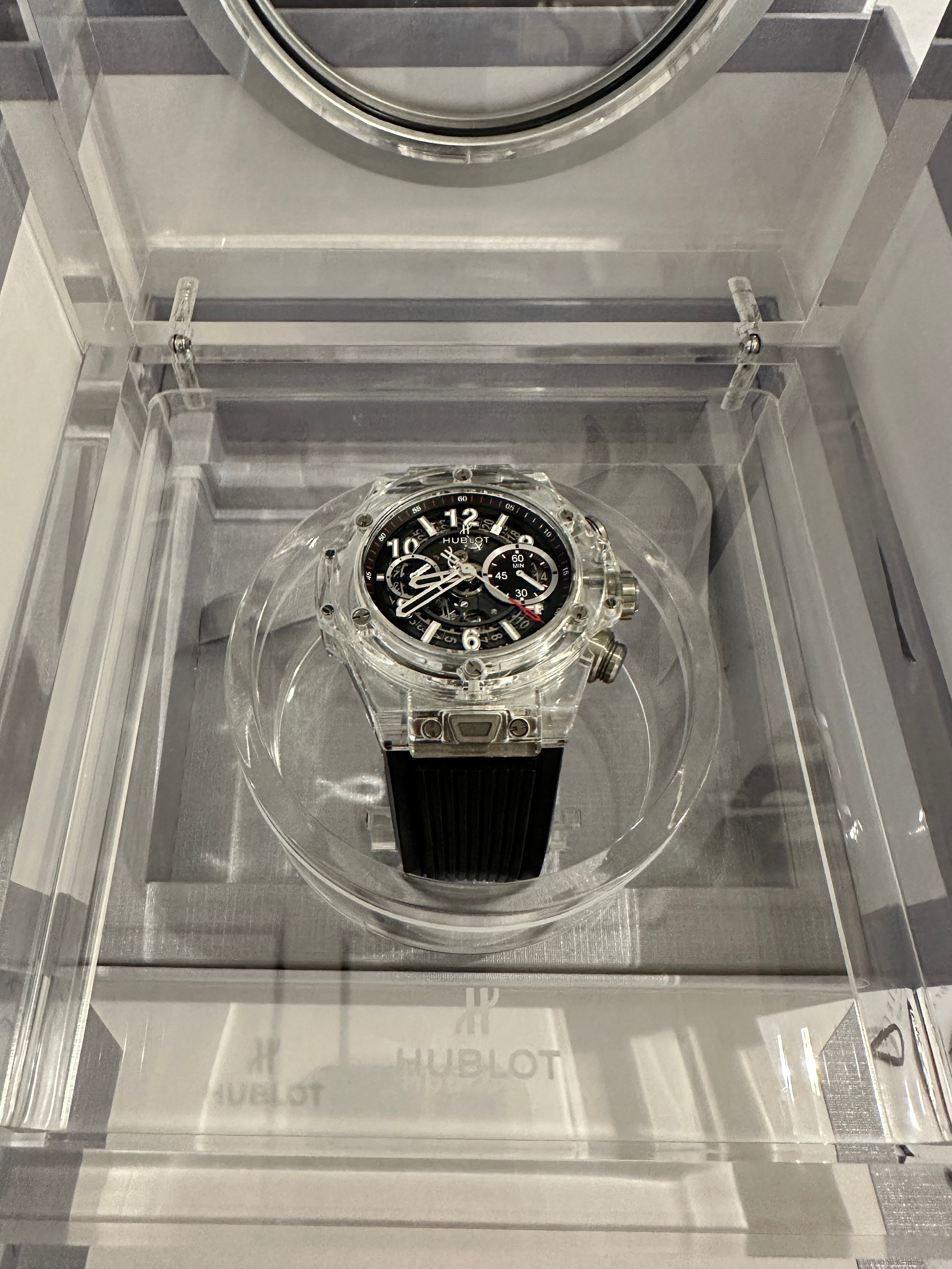 Frontansicht einer Hublot Big Bang Unico Magic Sapphire Automatik-Uhr im Plexiglas-Display