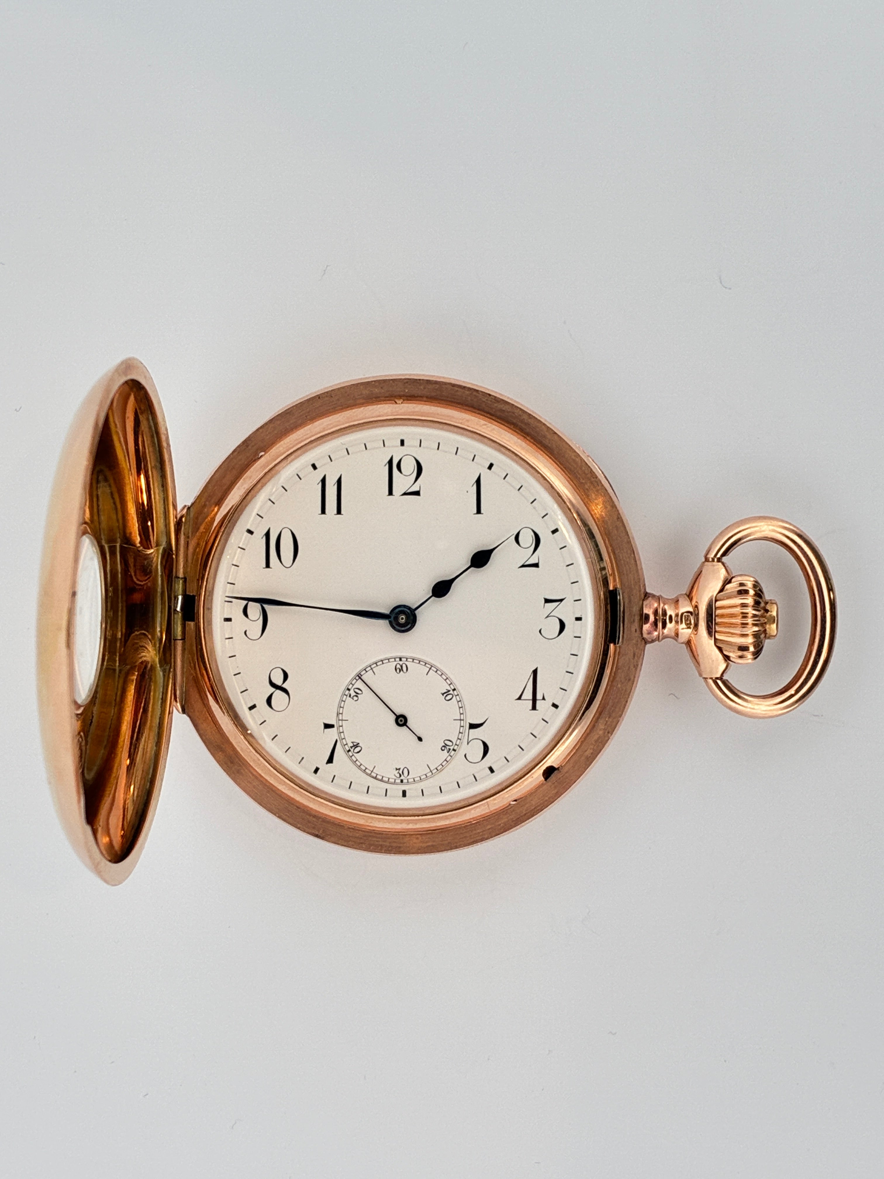 IWC Taschenuhr 14K Gold mit kleiner Sekunde, Frontansicht auf weißem Hintergrund