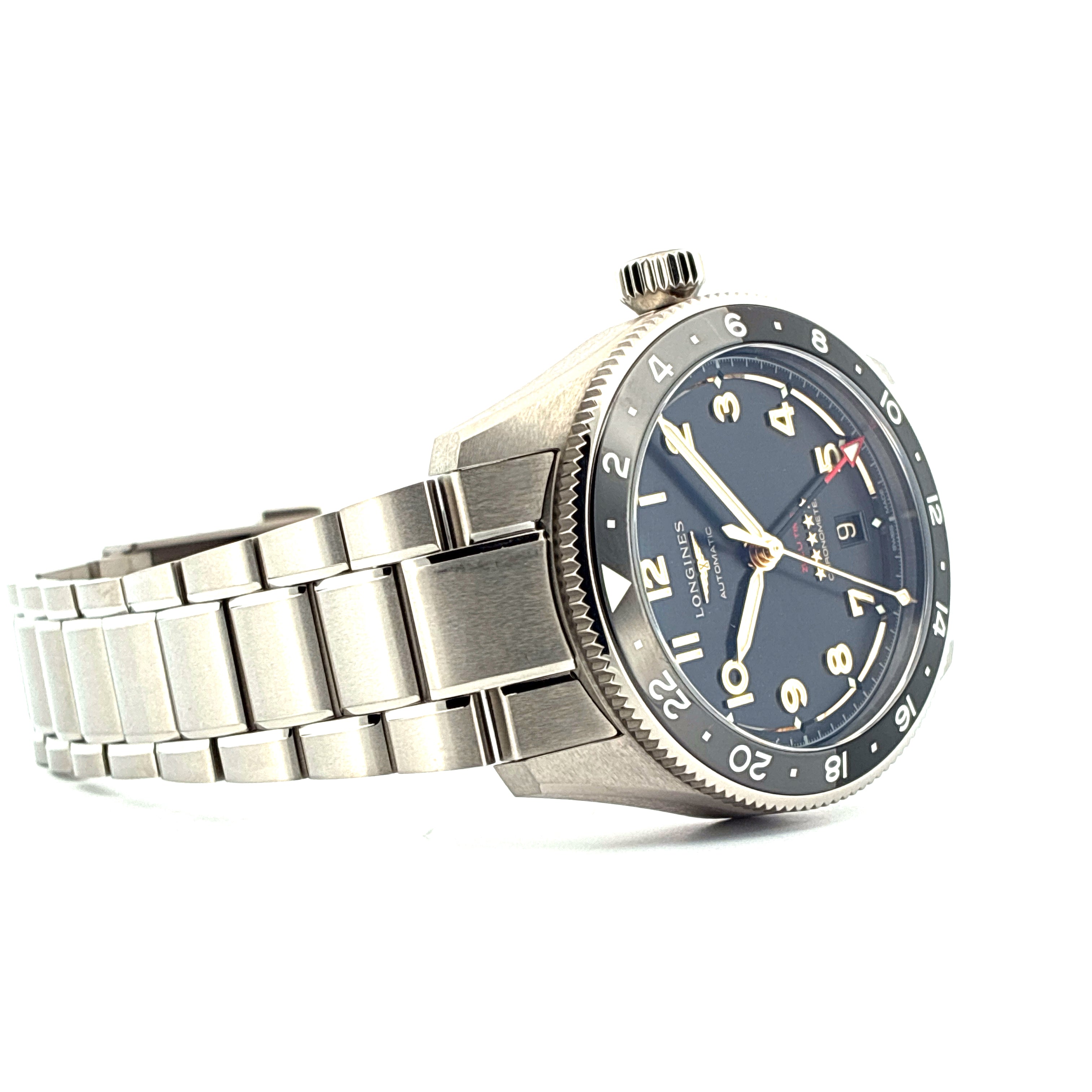 Longines Spirit Zulu Time 39mm Armbanduhr mit blauem Zifferblatt und Edelstahlarmband im Profil auf weissem Hintergrund