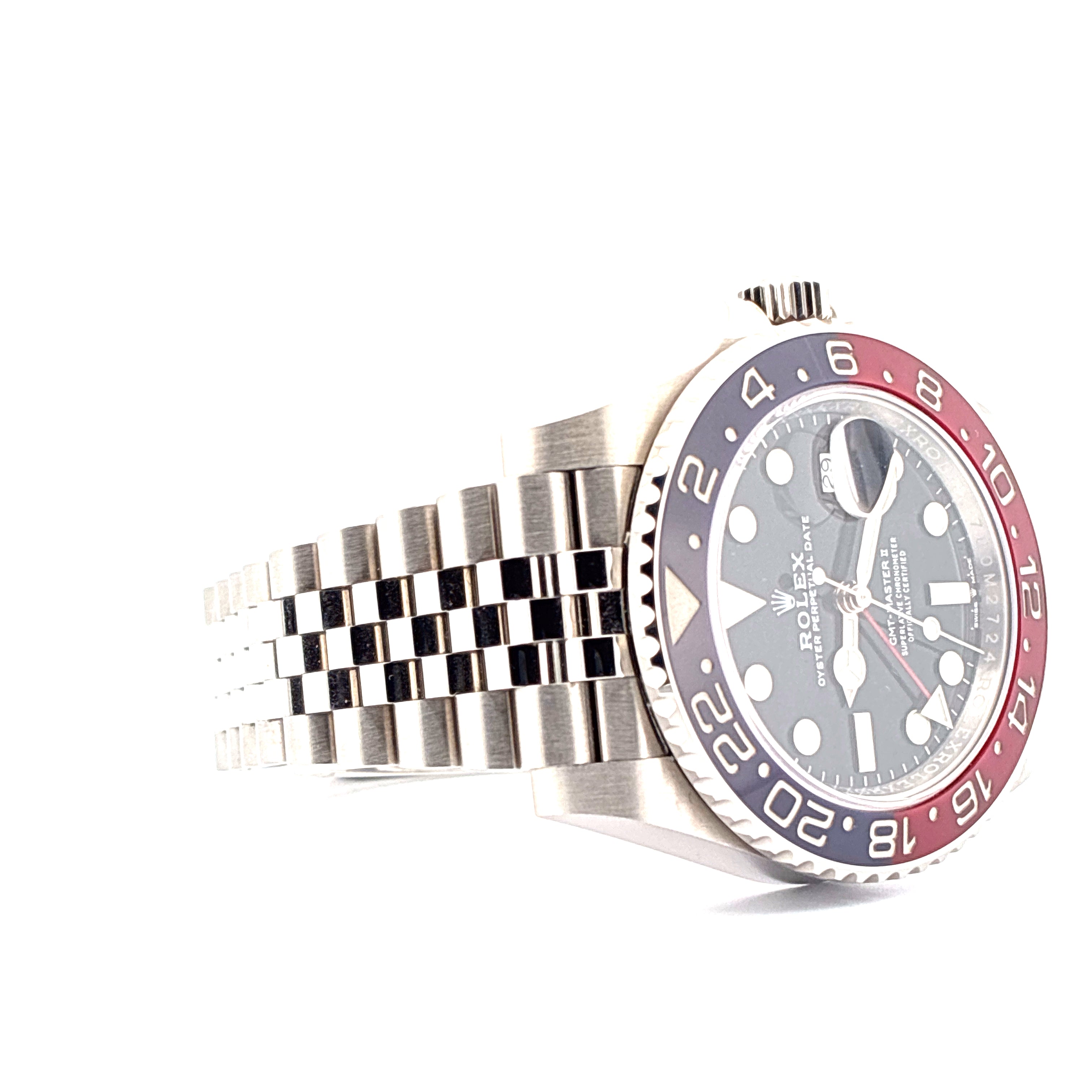 Rolex GMT-Master II Pepsi mit rot-blauem Zifferblatt und Jubilee-Armband auf weißem Hintergrund
