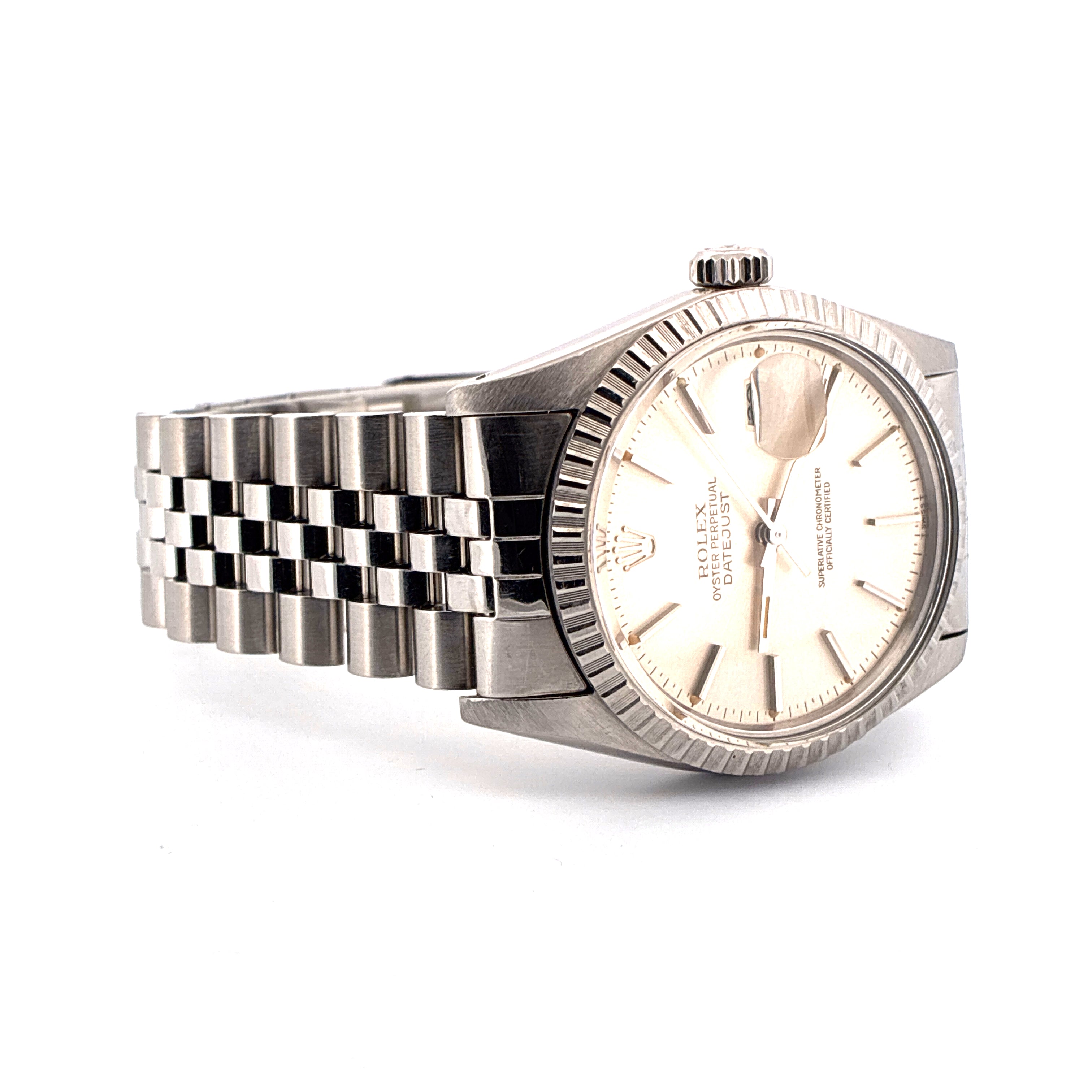 Rolex Datejust 36 mit silbernem Zifferblatt und Edelstahlband in Seitenansicht auf weißem Hintergrund