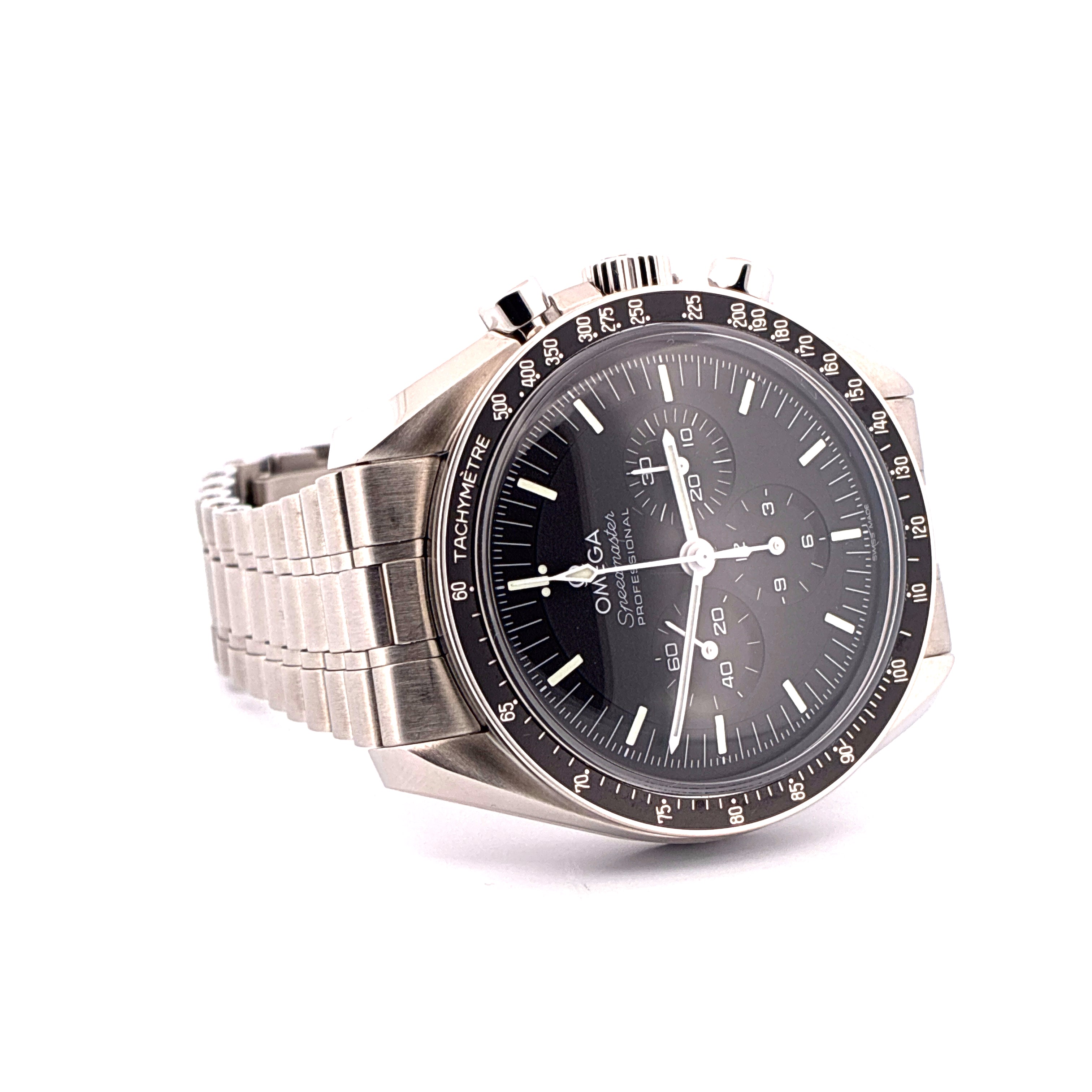 Omega Speedmaster Professional Moonwatch Edelstahl Gehäuse silberfarbenes Metallarmband schwarzes Zifferblatt auf weißem H…