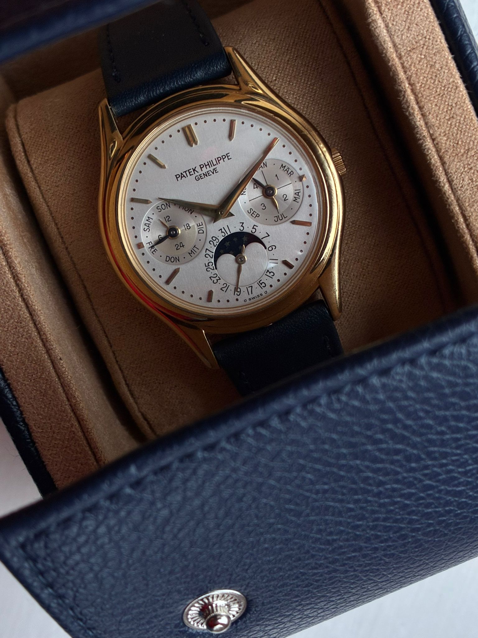 Patek Philippe Perpetual Calendar 3940J-017 aus Gelbgold im geschlossenen Etui mit blauem Lederarmband